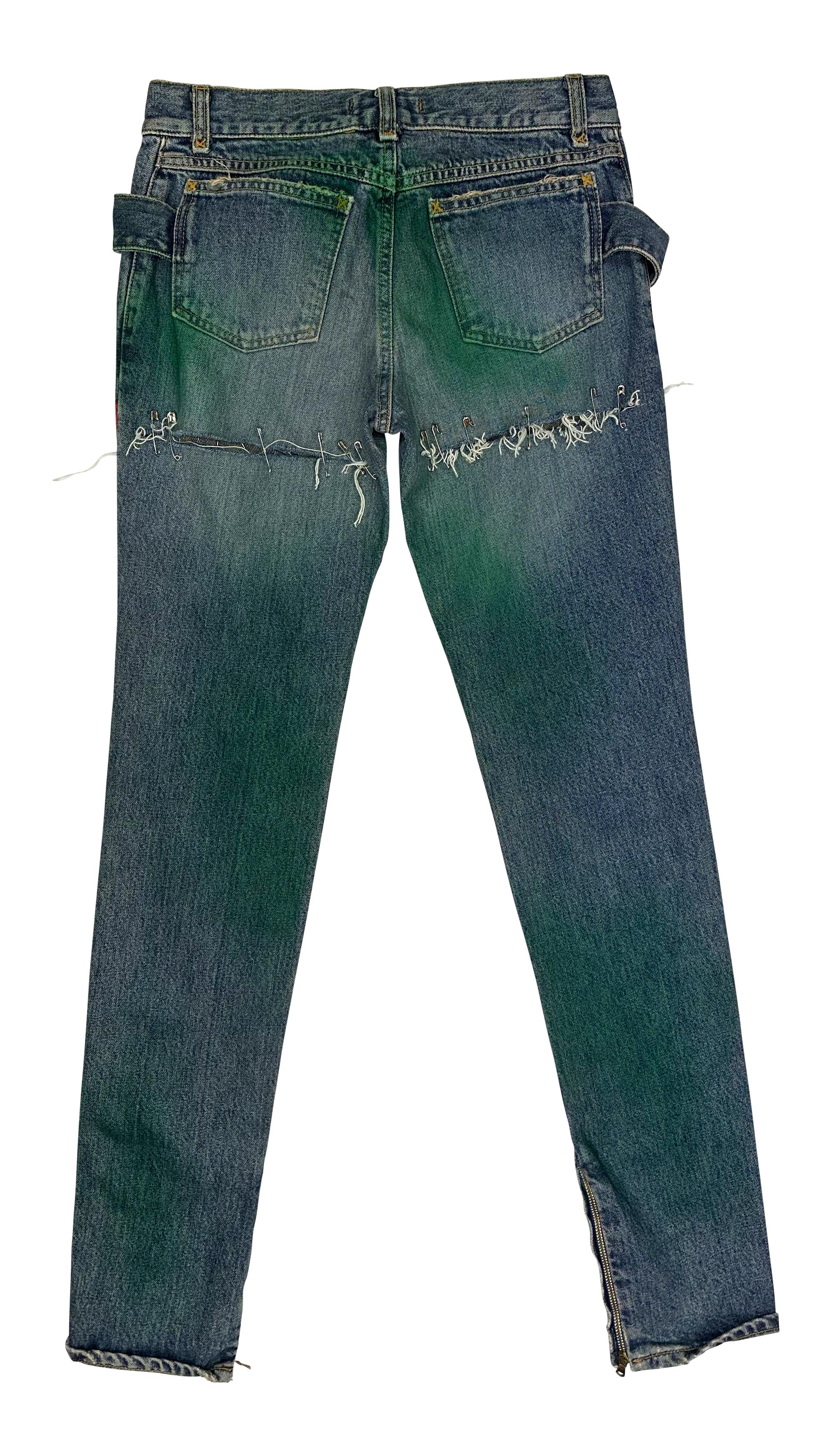 F/S 2001 Dolce & Gabbana Laufsteg Safetey Pin Bemalte Logo Schnalle Skinny Jeans im Angebot 1