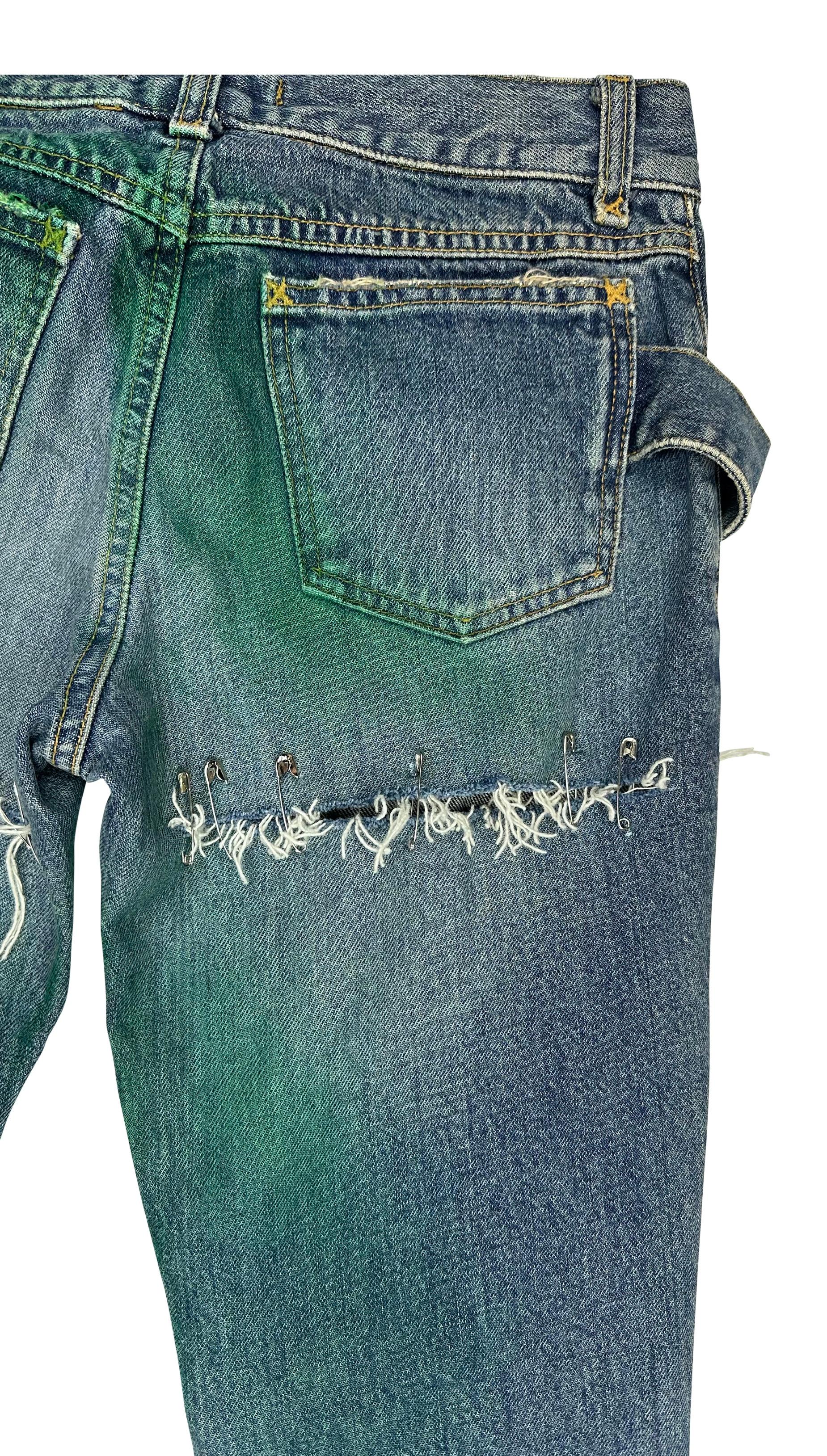 F/S 2001 Dolce & Gabbana Laufsteg Safetey Pin Bemalte Logo Schnalle Skinny Jeans im Angebot 2