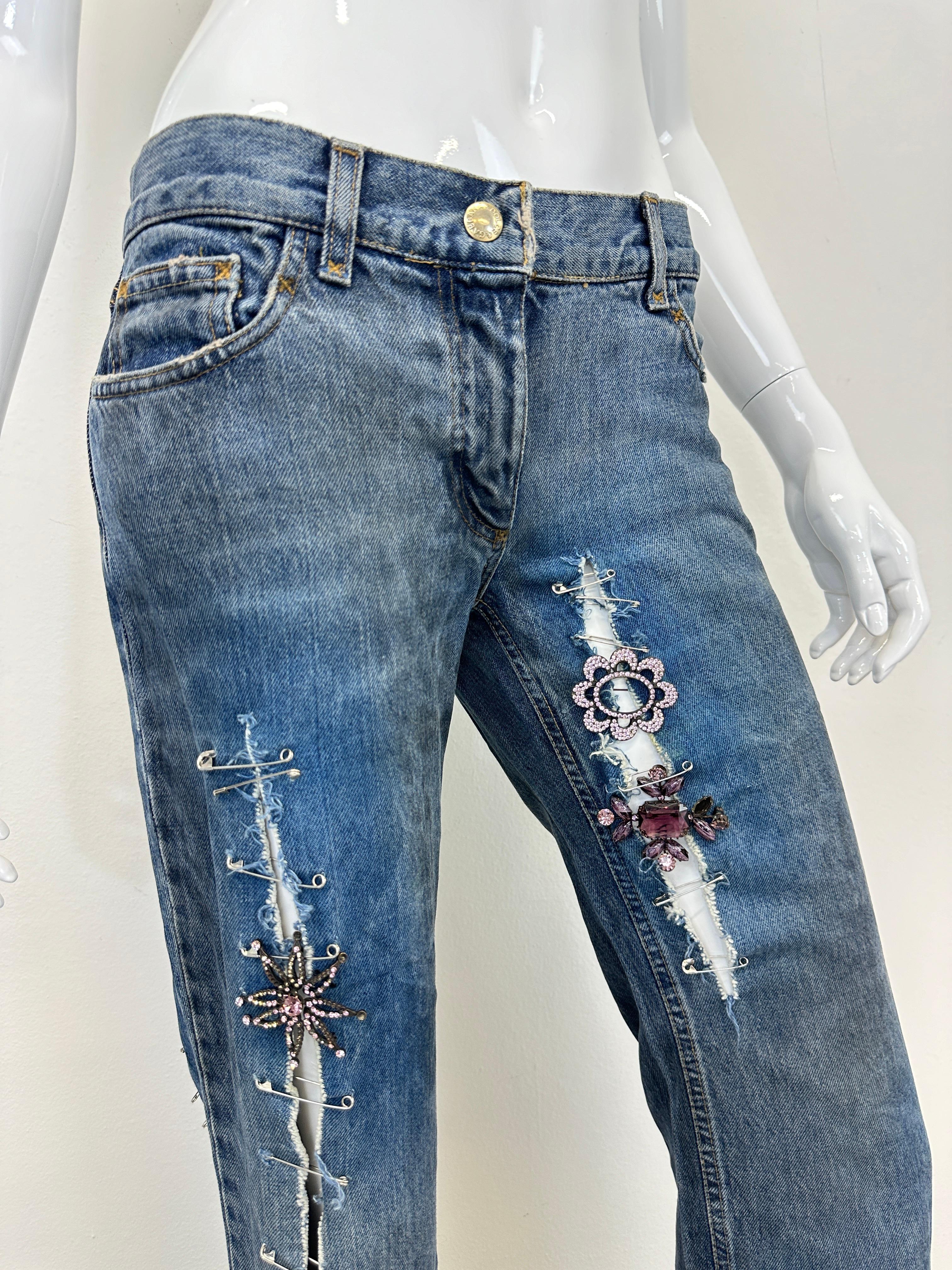 S/S 2001 Dolce & Gabbana runway safety pin punk jeans with broches In Excellent Condition For Sale In Padova, IT