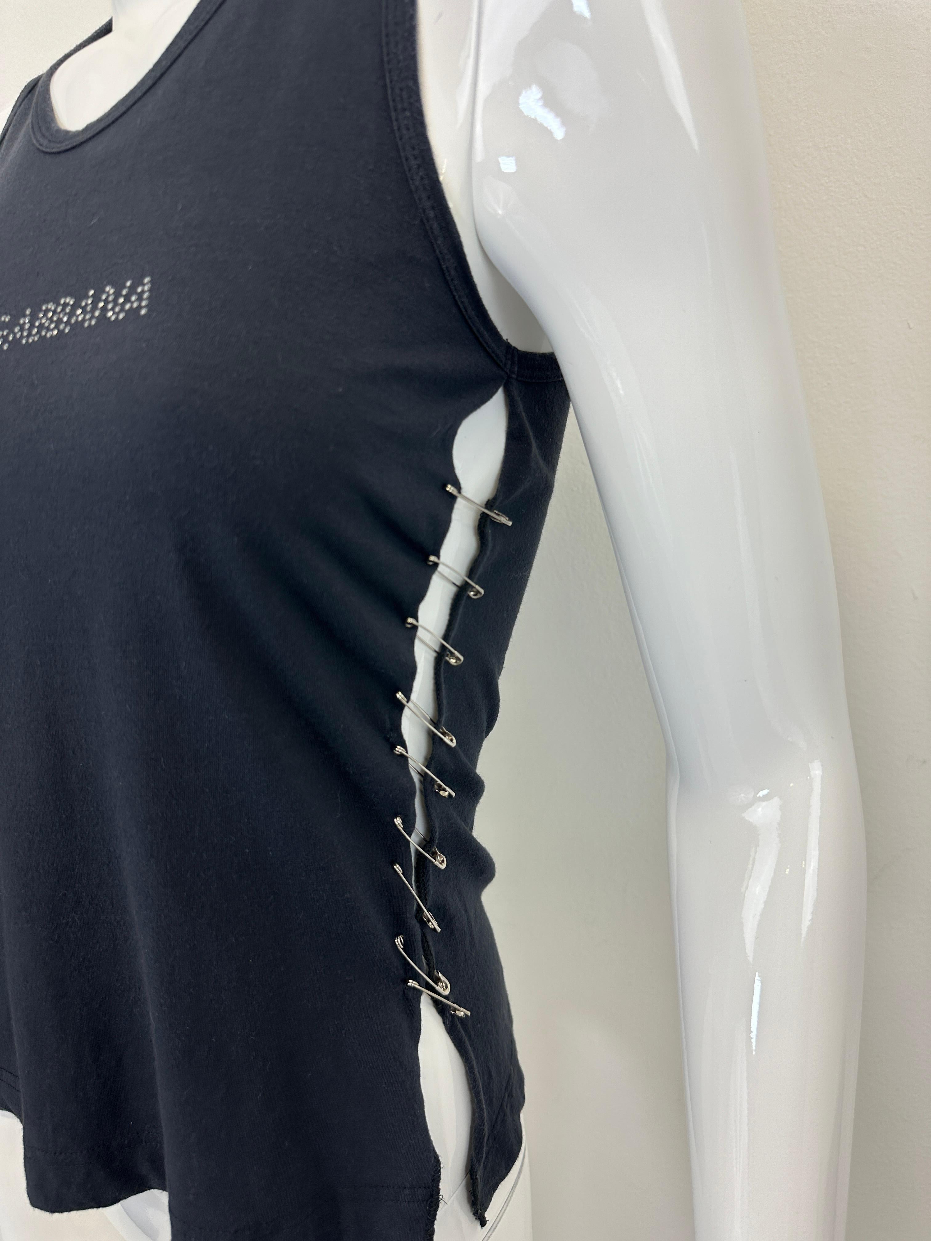 Seltenes und kultiges Dolce & Gabbana Tank mit Swarovski-Logo auf der Brust. Zusammengehalten von Sicherheitsnadeln, die von Dolce & Gabbana von Hand platziert wurden. 

Ab S/S 2001
Farbe: schwarz
Größe: IT44 
Bedingungen: großartig, keine