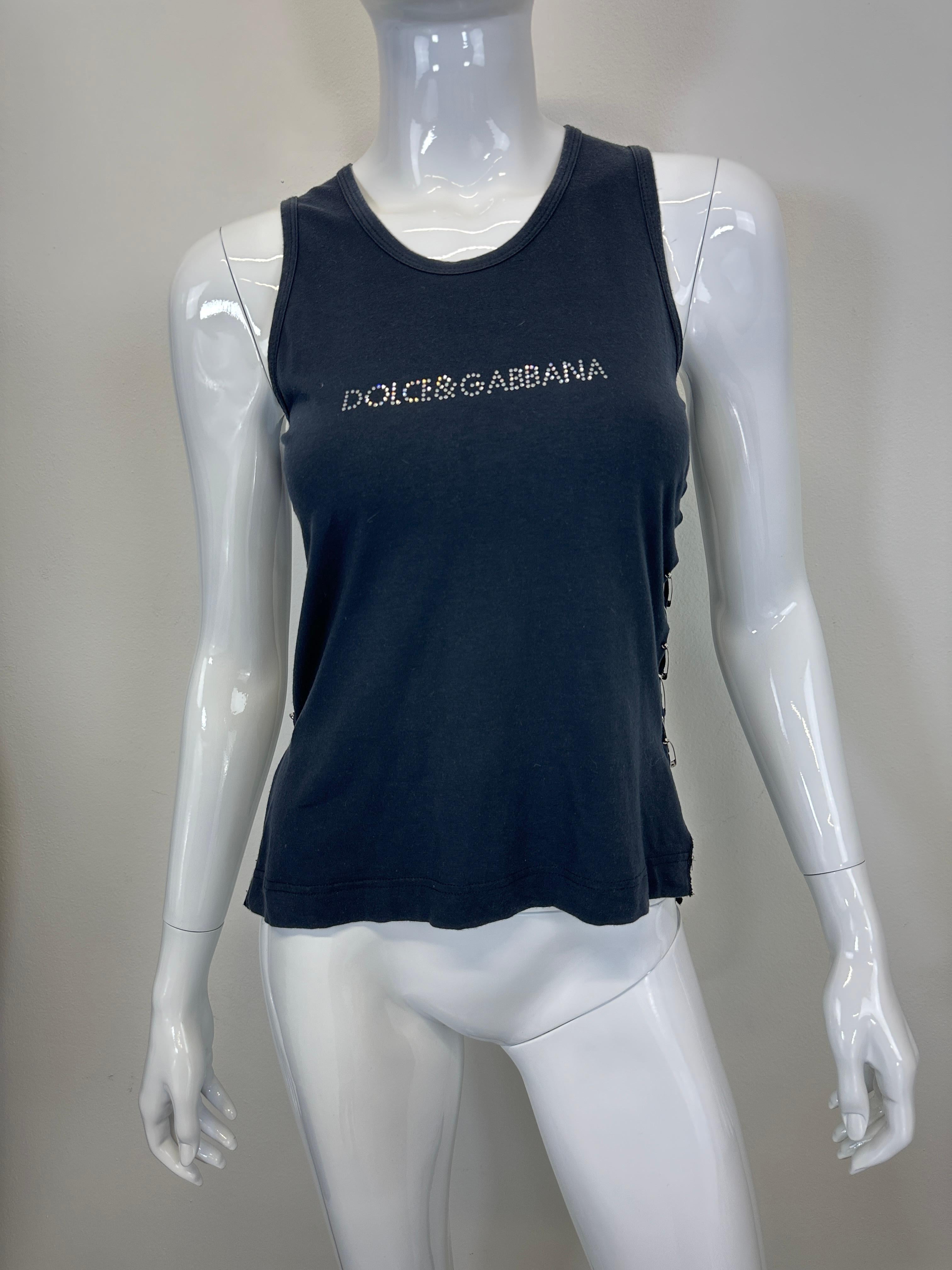 S/S 2001 Dolce & Gabbana Sicherheitsnadel Strass Swarovski Logo Tank Top (Schwarz) im Angebot
