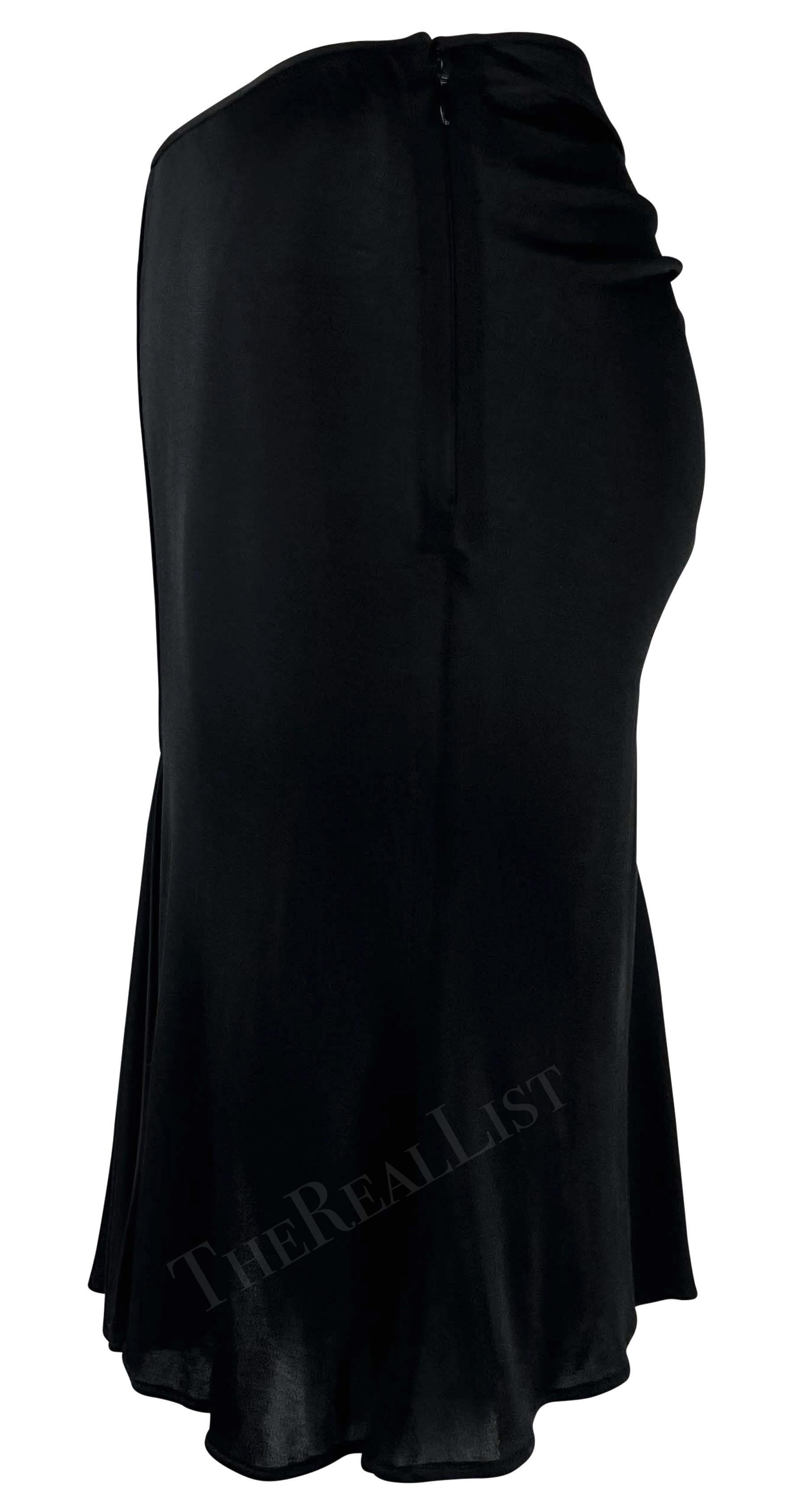 Donatella Versace ha disegnato questa gonna nera aderente ed elasticizzata di Gianni Versace per la collezione Primavera/Estate 2001. Questa gonna sexy e scivolosa presenta un orlo leggermente svasato ed è completata da un design increspato sul