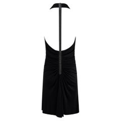 Primavera/Verano 2001, Gianni Versace por Donatella: vestido de tirantes de cuero con espalda descubierta de la pasarela, IT40