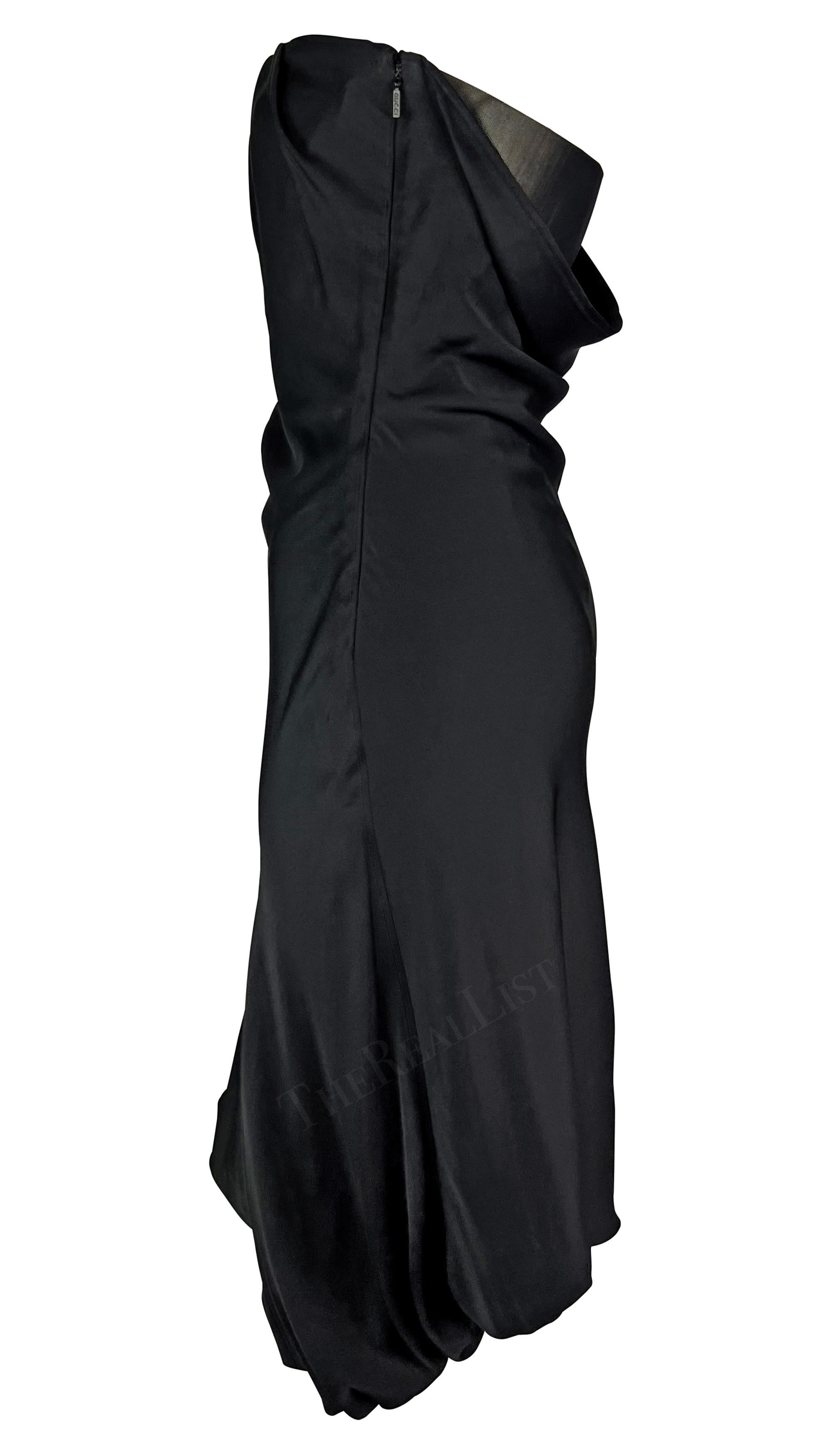 Présentation d'une superbe robe Gucci à bretelles et à dos ouvert, conçue par Tom Ford. Issue de la collection Printemps/Eté 2001, cette robe en satin de soie présente un collier de soie.  Silhouette ballon et drapé élégant. Des plis détaillés au