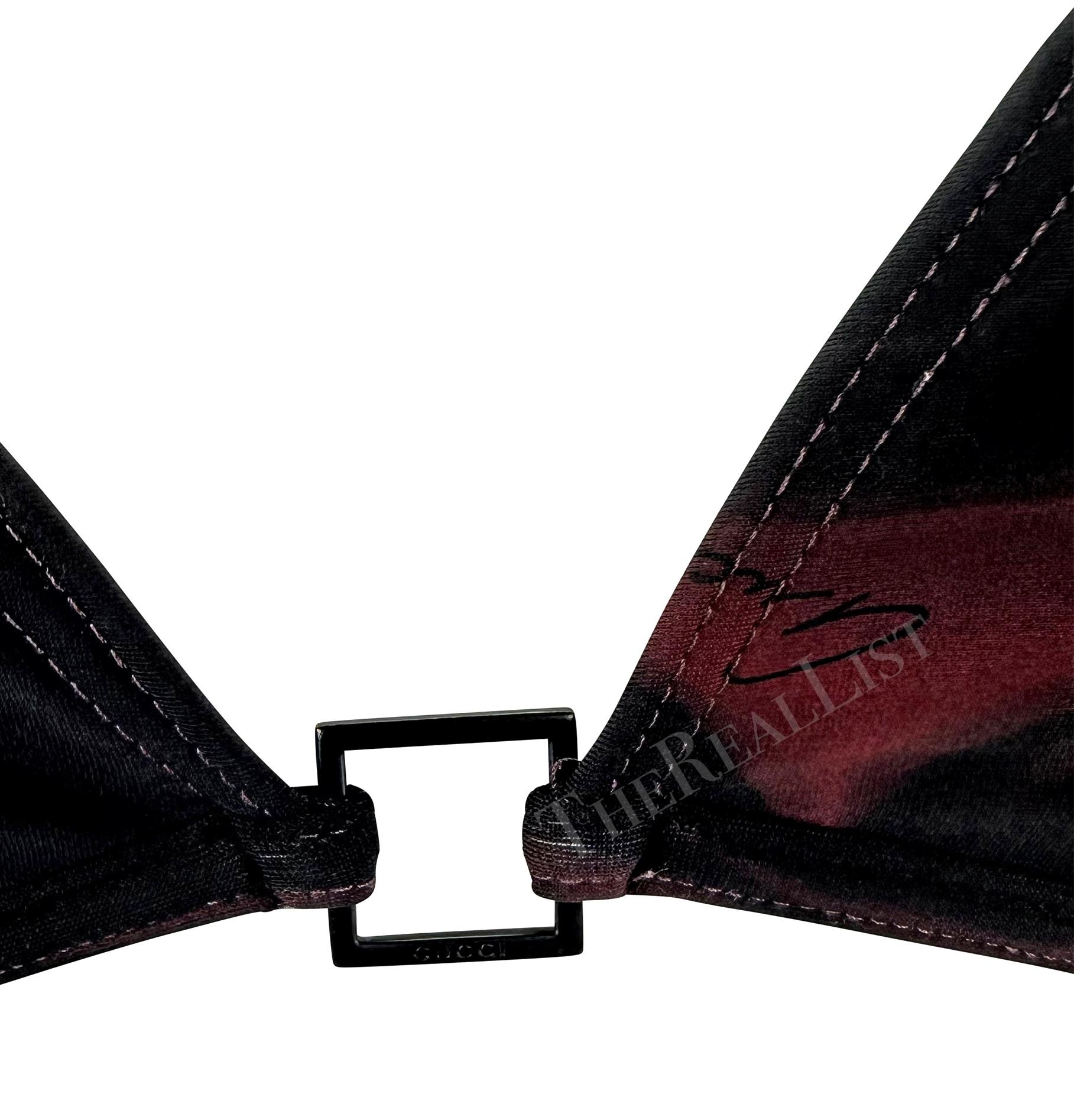 Nous vous présentons un bikini Gucci imprimé lave rouge foncé, conçu par Tom Ford. Issu de la collection printemps/été 2001, ce maillot de bain deux pièces se compose d'un haut de forme triangulaire et d'un bas à fines ficelles. Le haut est doté
