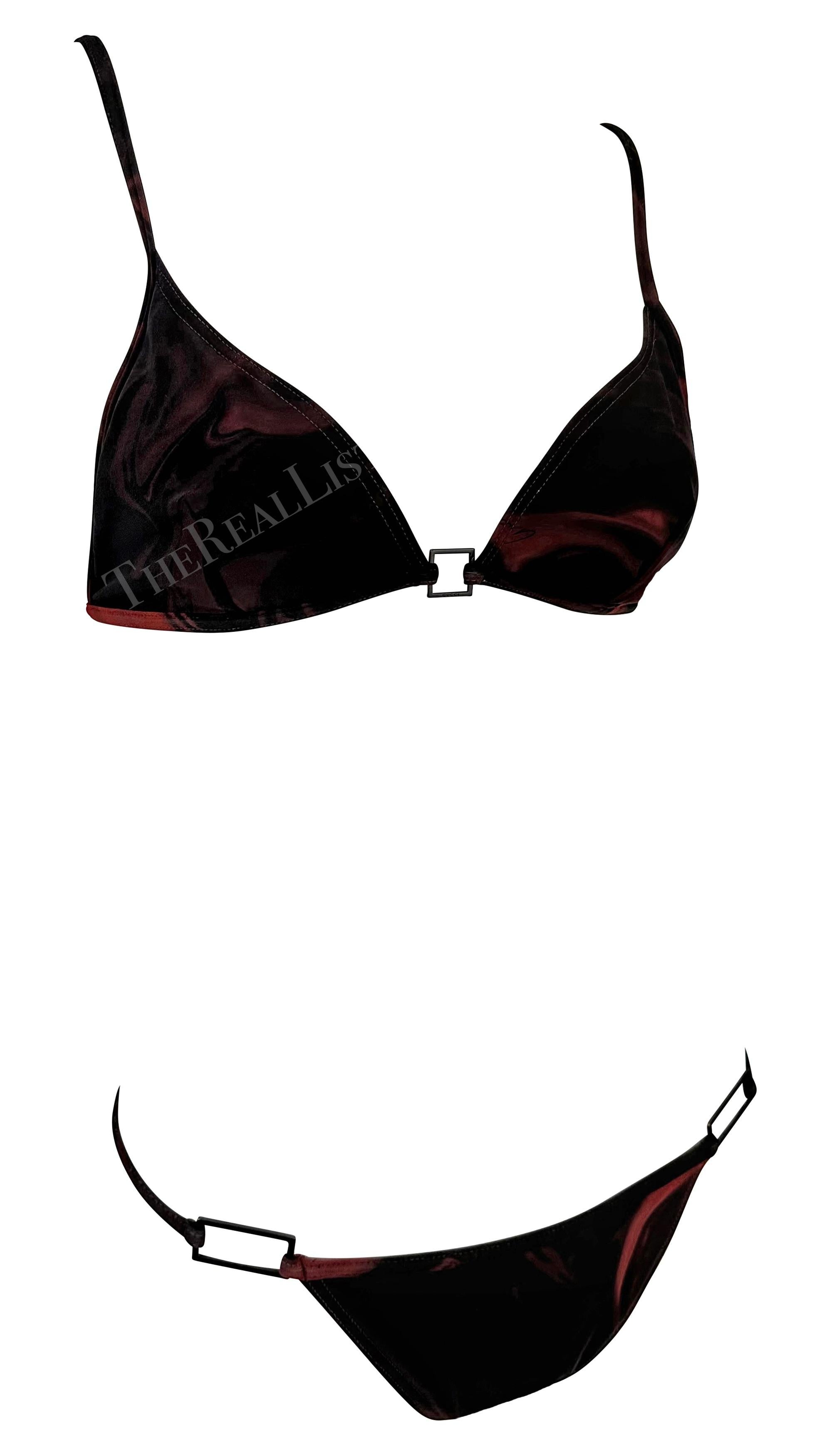 F/S 2001 Gucci by Tom Ford Zweiteiliger Bikini mit schwarzem und rotem Magma-Druck und Logoschnalle im Zustand „Gut“ im Angebot in West Hollywood, CA