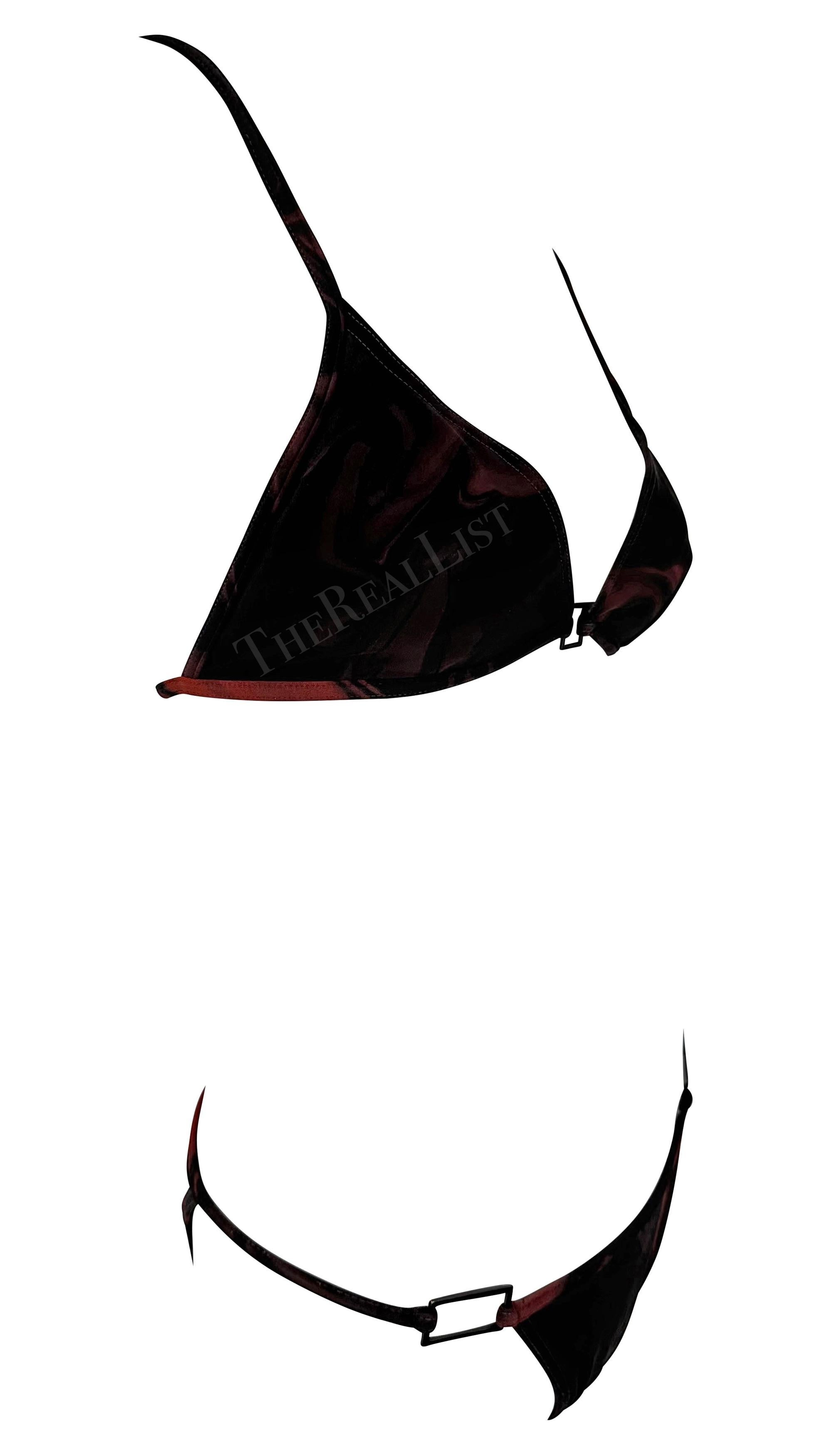 F/S 2001 Gucci by Tom Ford Zweiteiliger Bikini mit schwarzem und rotem Magma-Druck und Logoschnalle Damen im Angebot