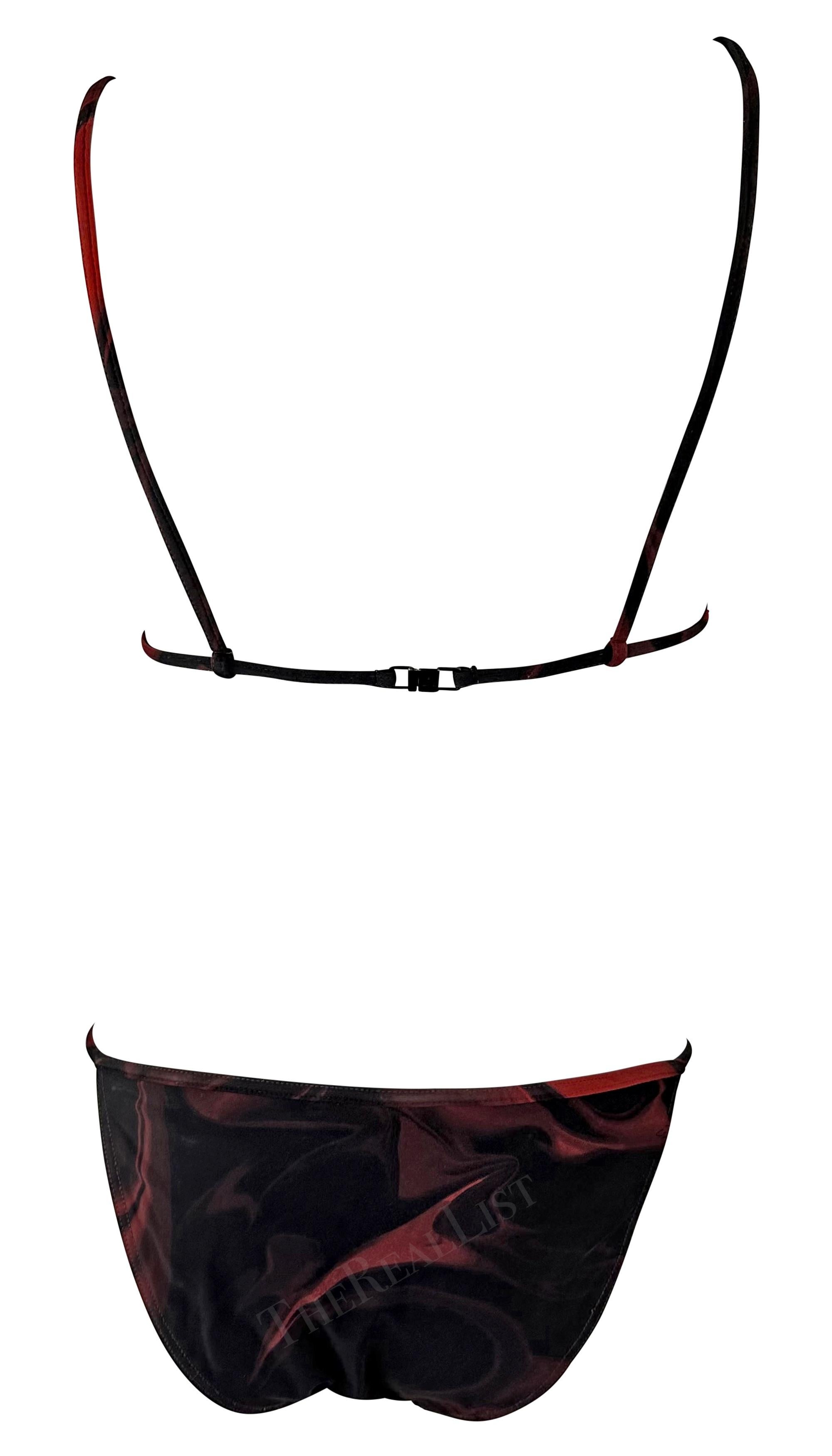 F/S 2001 Gucci by Tom Ford Zweiteiliger Bikini mit schwarzem und rotem Magma-Druck und Logoschnalle im Angebot 2