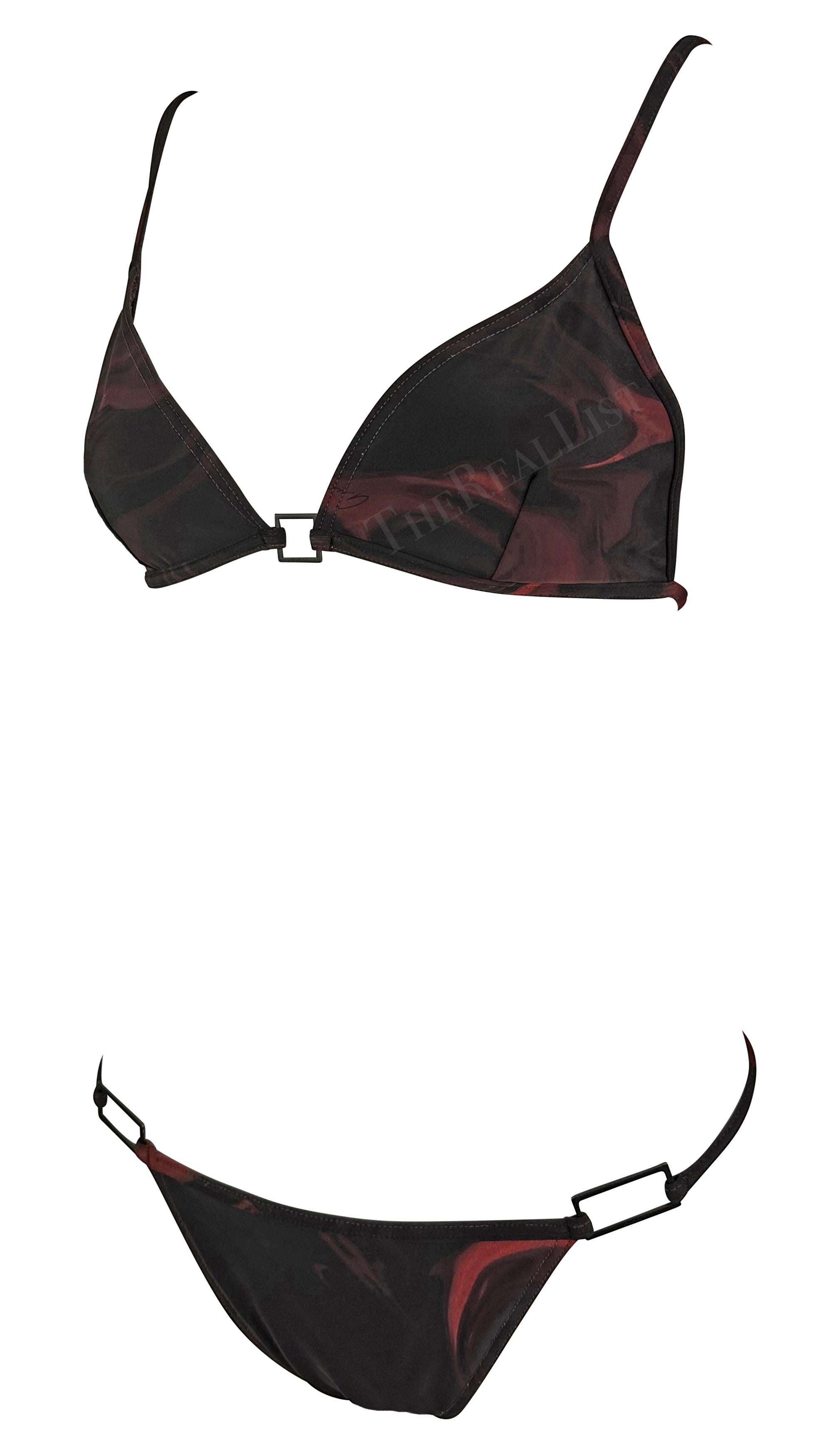 F/S 2001 Gucci by Tom Ford Zweiteiliger Bikini mit schwarzem und rotem Magma-Druck und Logoschnalle im Angebot 4