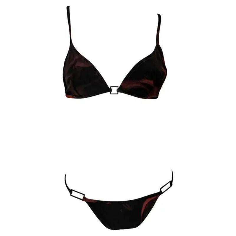 S/S 2001 Gucci by Tom Ford Negro Rojo Magma Estampado Logo Hebilla Bikini Dos Piezas en venta