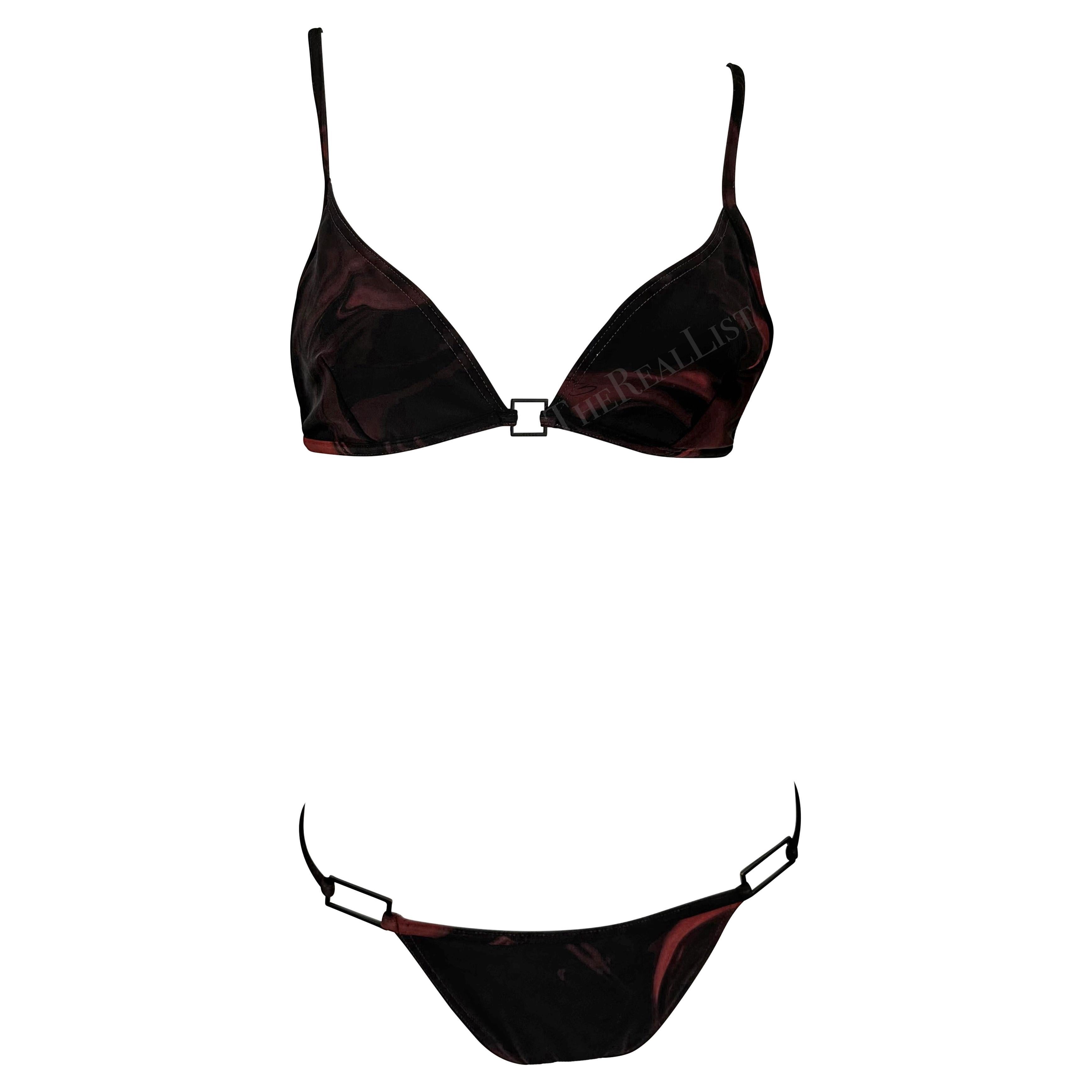 F/S 2001 Gucci by Tom Ford Zweiteiliger Bikini mit schwarzem und rotem Magma-Druck und Logoschnalle im Angebot
