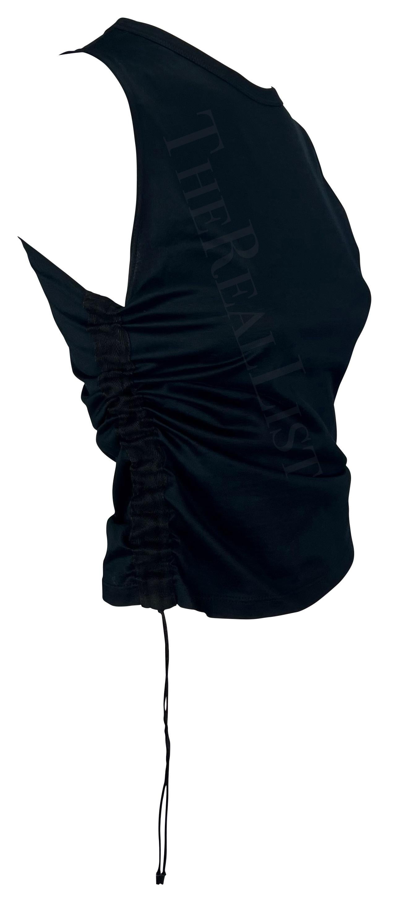 Wir präsentieren ein schickes schwarzes ärmelloses Gucci-Top, entworfen von Tom Ford. Dieses Oberteil aus der Frühjahr/Sommer-Kollektion 2001 zeichnet sich durch eine Lasche an einer Schulter und einen Kordelzug an der Seite aus, die seine