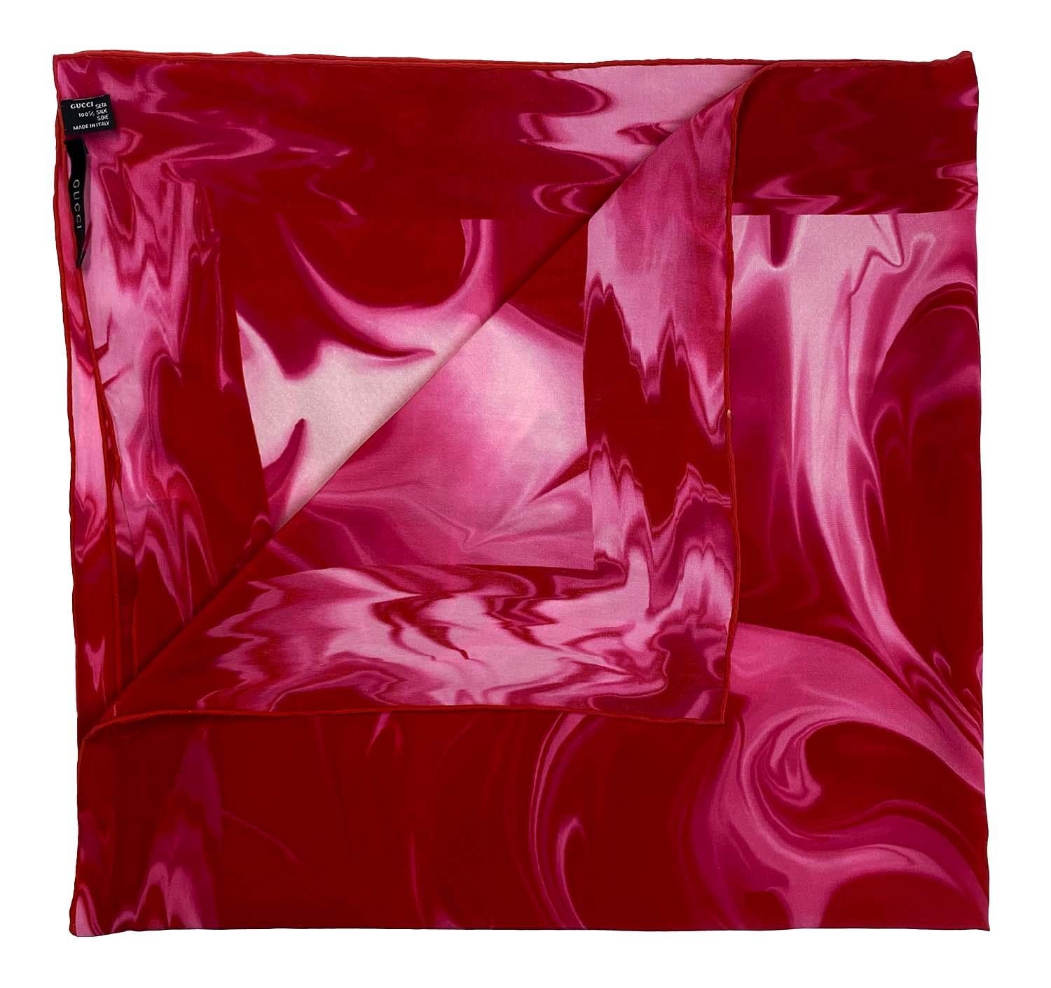 Wir präsentieren einen seltenen Gucci-Schal mit rosa Lavadruck, entworfen von Tom Ford. Das Lava-Design wurde erstmals auf dem Laufsteg für Frühjahr/Sommer 2001 für Männer gezeigt und fand auch in der Damenmode breite Verwendung. Dieser Druck war