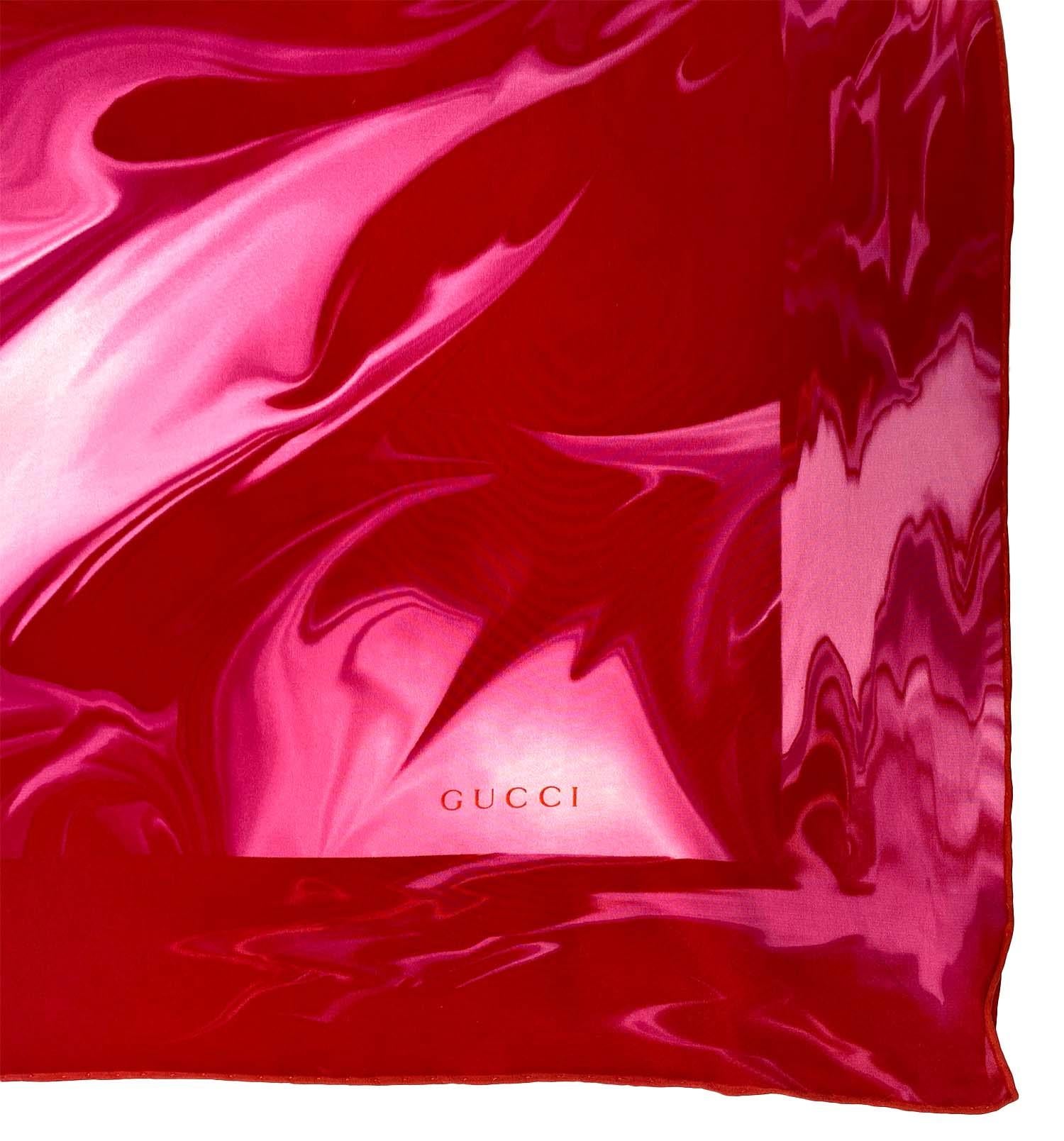 S/S 2001 Gucci by Tom Ford Écharpe carrée en soie rose imprimée lave Excellent état - En vente à West Hollywood, CA