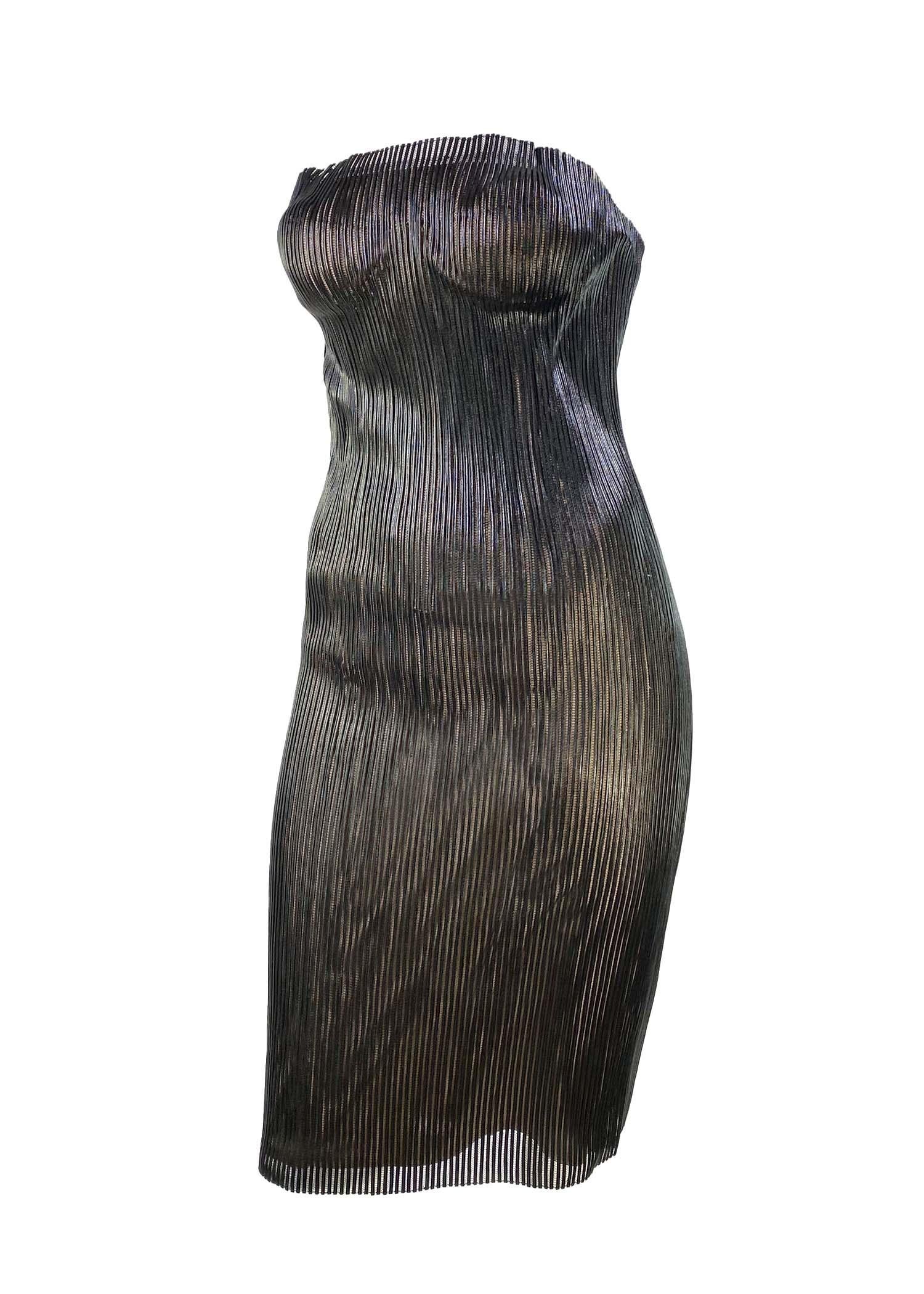 Présentation d'une robe tube Gucci en cuir et maille, conçue par Tom Ford. Cette robe emblématique a fait ses débuts sur le défilé printemps/été 2001 dans le look 48, porté par Kate Moss. Comme on peut le voir dans la campagne publicitaire de la