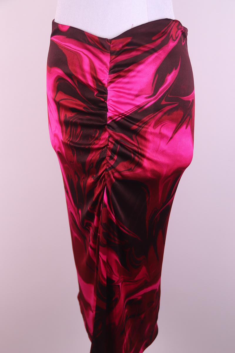 Spring/Summer 2001 Gucci by Tom Ford Pink Liquid Magma Print Skirt
A rare item.
The legendary Gucci by Tom Ford skirt with a lava pattern in a bright fuchsia color. The top with the same pattern and in the same color was worn by Samatha Jones in the