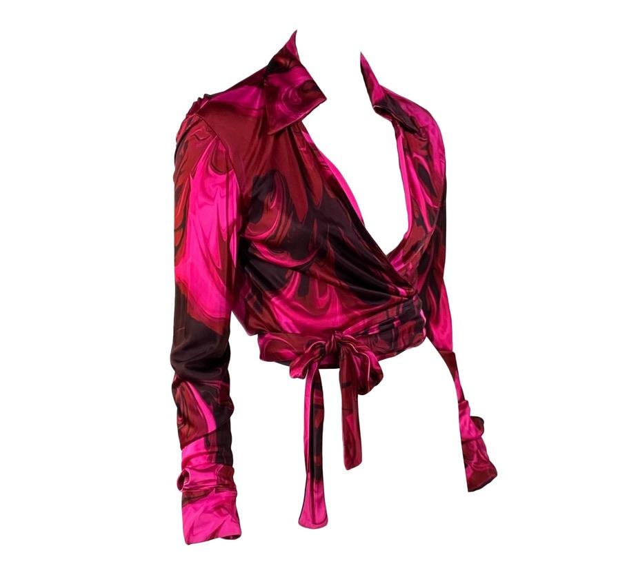 Nous vous présentons un superbe top Gucci imprimé lave rose, conçu par Tom Ford. Le design a fait ses débuts sur le défilé masculin printemps/été 2001 et a été largement utilisé dans la mode féminine. Cet imprimé était très populaire et une chemise