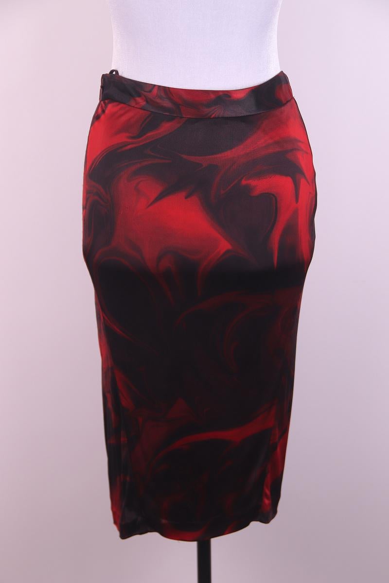 Spring/Summer 2001 Gucci by Tom Ford Red Liquid Magma Print Skirt
A rare specimen.
The legendary Gucci by Tom Ford skirt with a lava pattern. The sultry cut with a high slit and decorative gathers make it very feminine.
The size on the label is IT