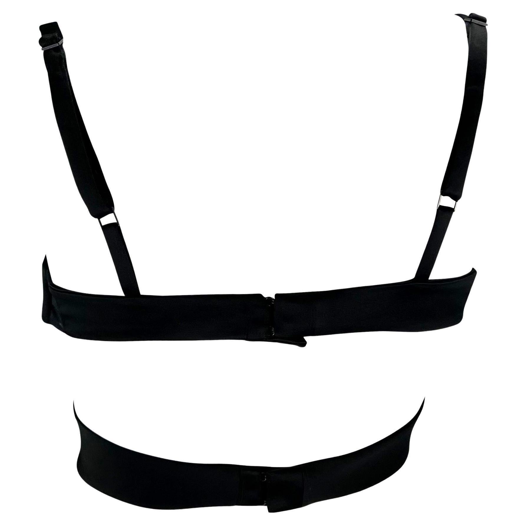 Top Bralette con incrocio in raso nero della passerella Gucci by Tom Ford P/E 2001 in vendita 1