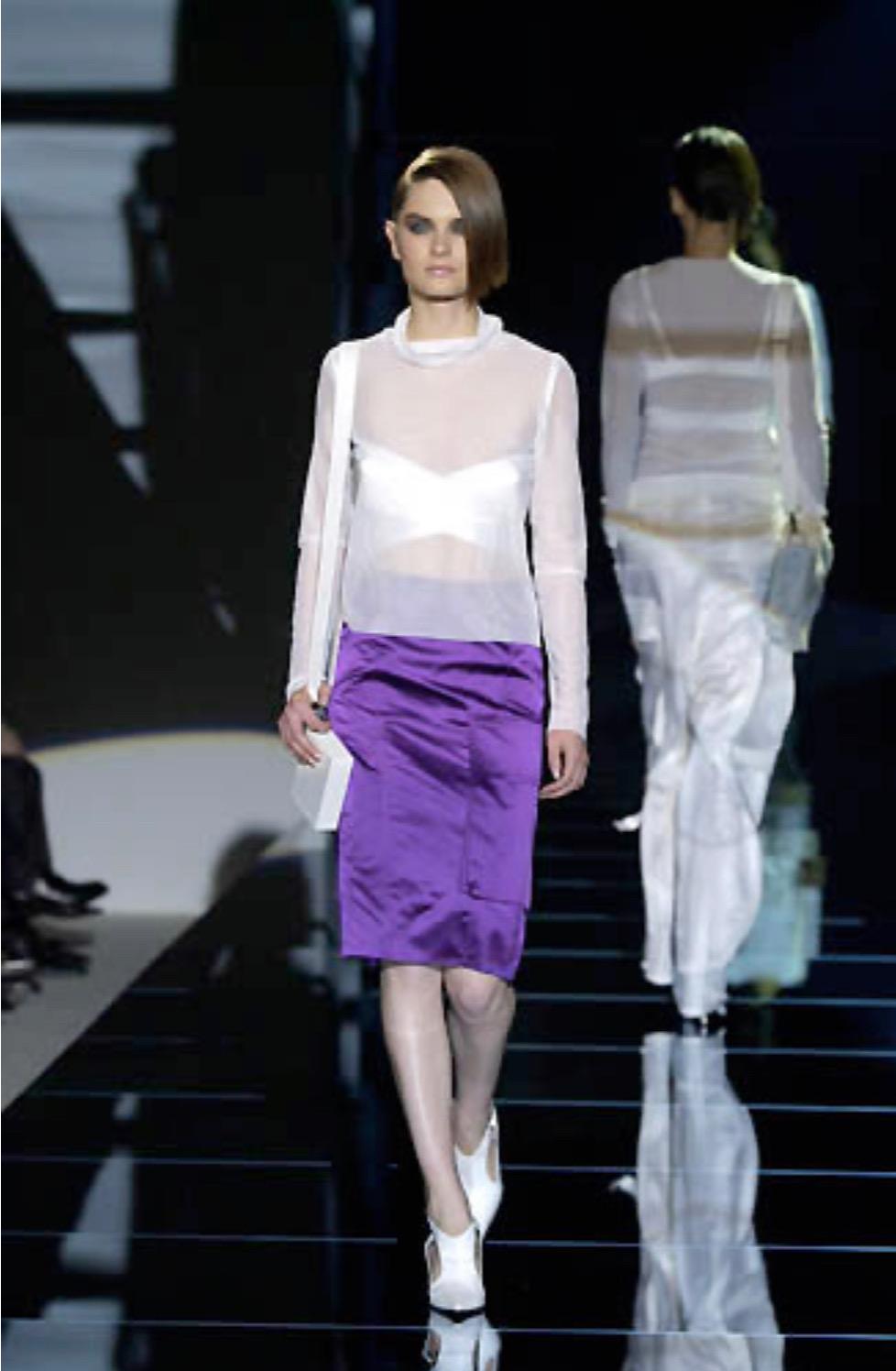 Présentation d'une jupe Gucci en satin de soie violet vif, conçue par Tom Ford. Issue de la collection printemps/été 2001, cette jupe est entièrement réalisée en luxueux satin de soie. La jupe a fait ses débuts sur le défilé de la saison dans le