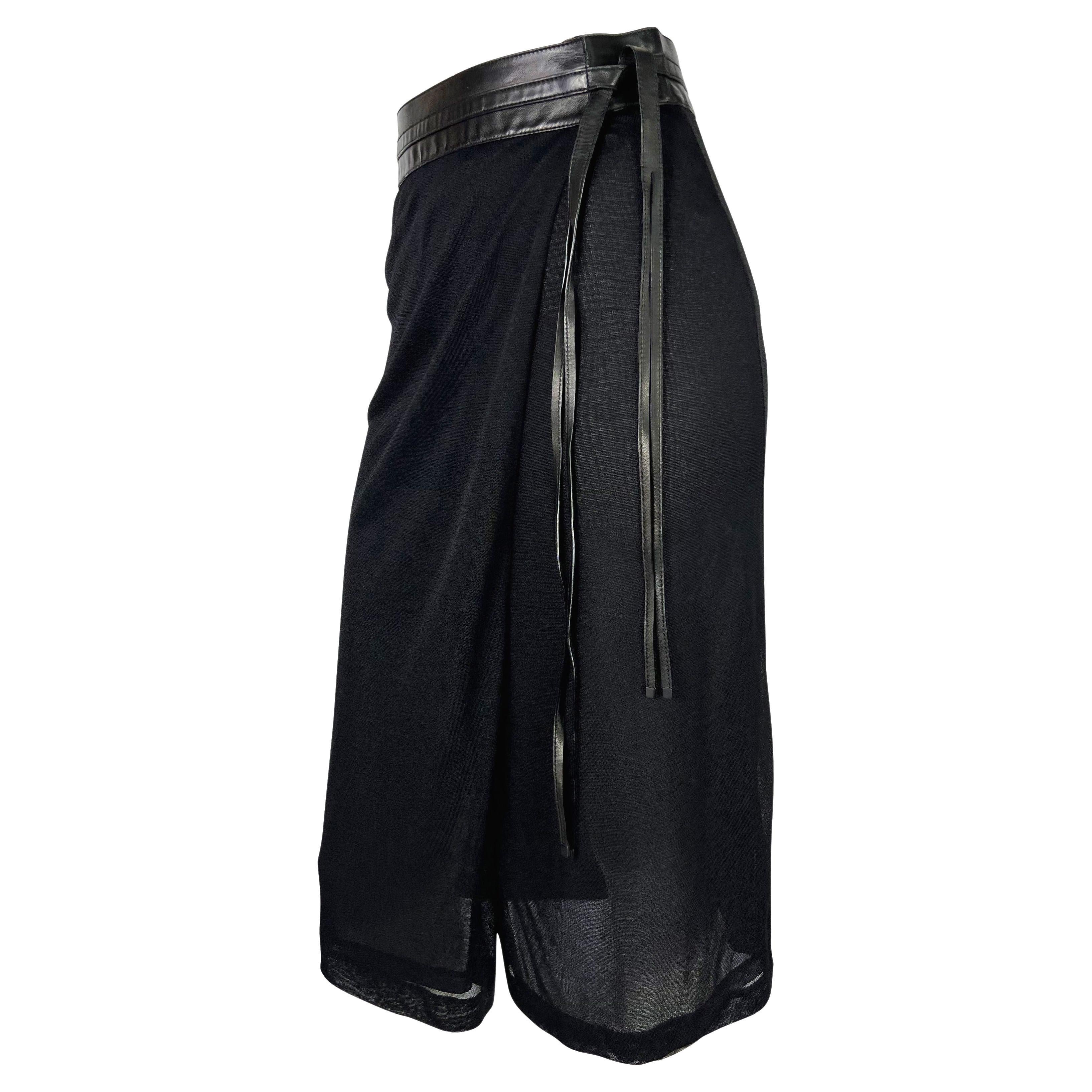 Presenta una gonna nera di Gucci, in pelle e trasparenze, disegnata da Tom Ford. Dalla collezione primavera/estate 2001, questa splendida gonna a portafoglio presenta una cintura in pelle nera con un laccetto in pelle sul lato. Aggiungi al tuo