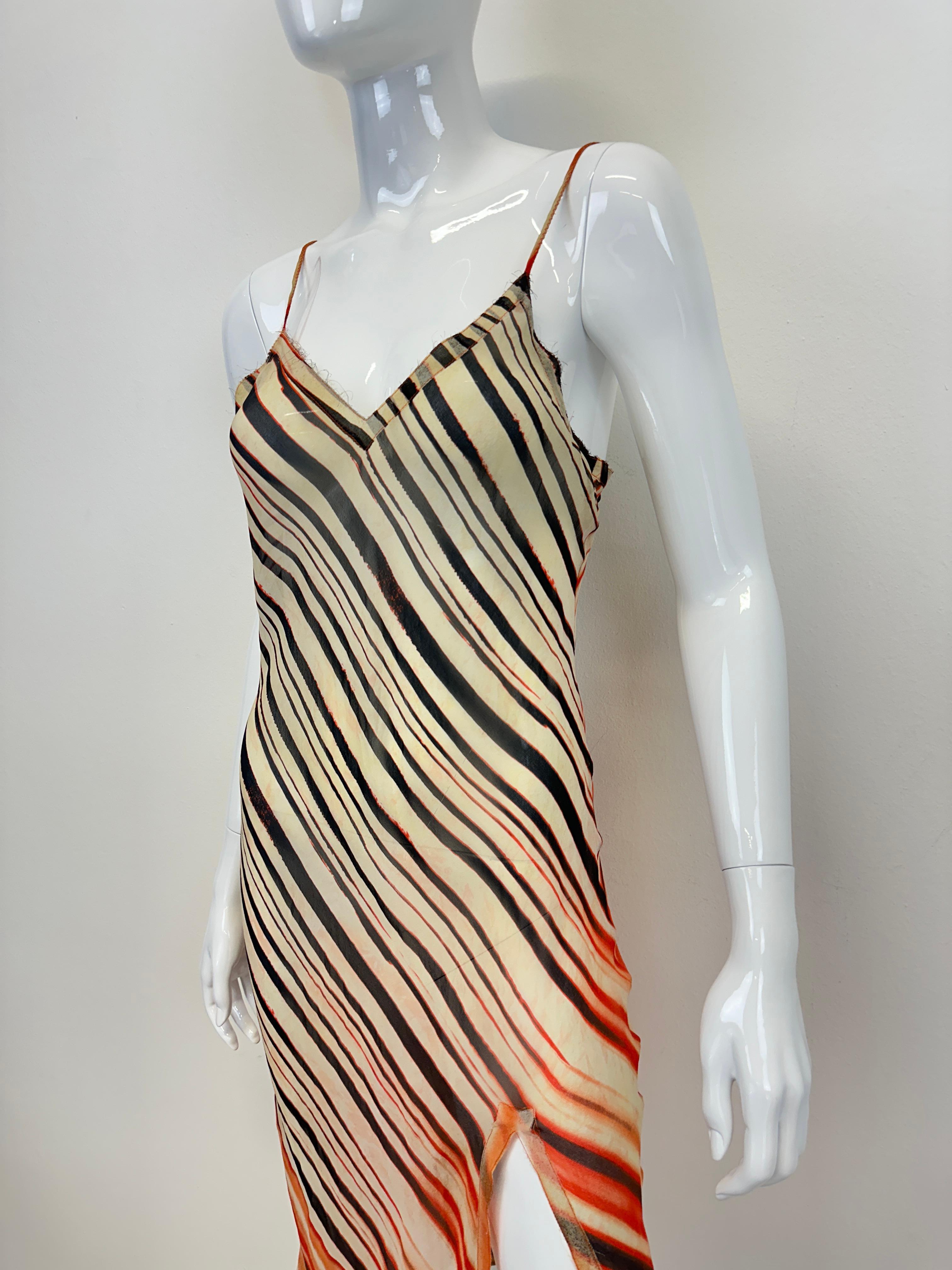 Rare robe dégradée vintage Jean Paul Gaultier. Ligne principale de la marque. Fabriqué en Italie avec 100 % de soie. Légèrement transparent sur le corps. 

L'étiquette intérieure suggère de froisser la robe sur une planche à repasser pour la mettre