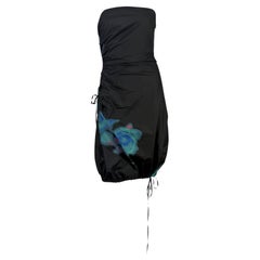 Abito nero senza spalline in taffetà di seta della sfilata Louis Vuitton by Marc Jacobs per la P/E 2001