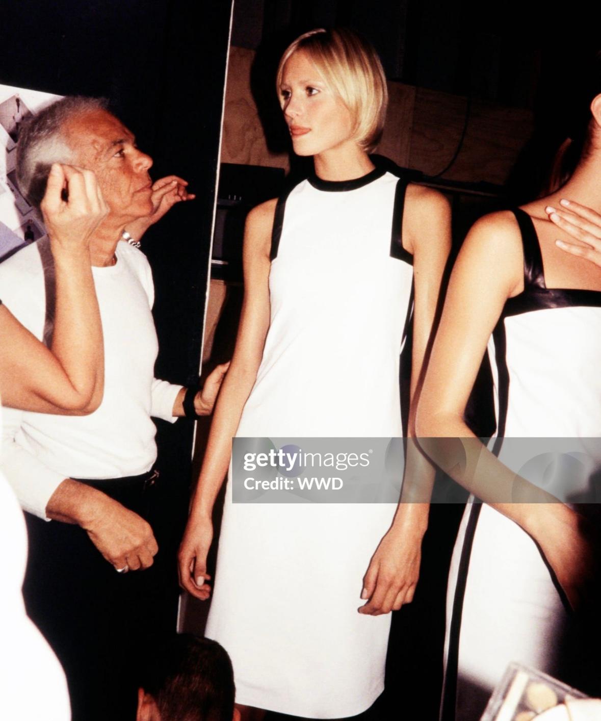 Voici une superbe robe en cuir noir et blanc de Ralph Lauren, issue de la collection printemps-été 2001. La version inversée de cette robe a ouvert le défilé de la saison en tant que look 1, porté par Yfke Sturm. Conçue en cuir noir souple, cette
