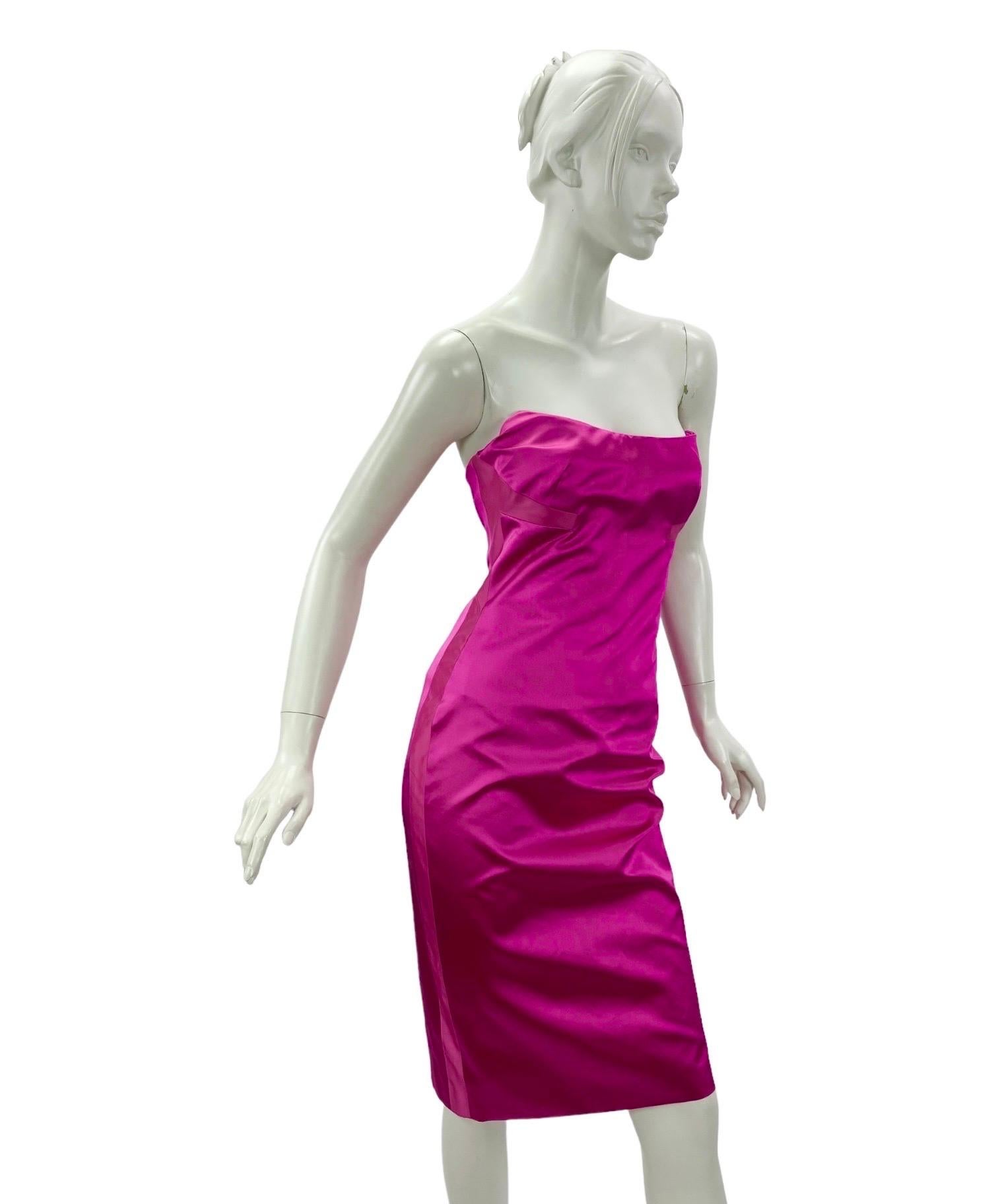 S/S 2001 Vintage Tom Ford for Gucci Hot Pink Strapless Dress.
Inner corset, fully lined, 100% silk.
IT Size 40 - US 4
Made in Italy.
Excellent condition.