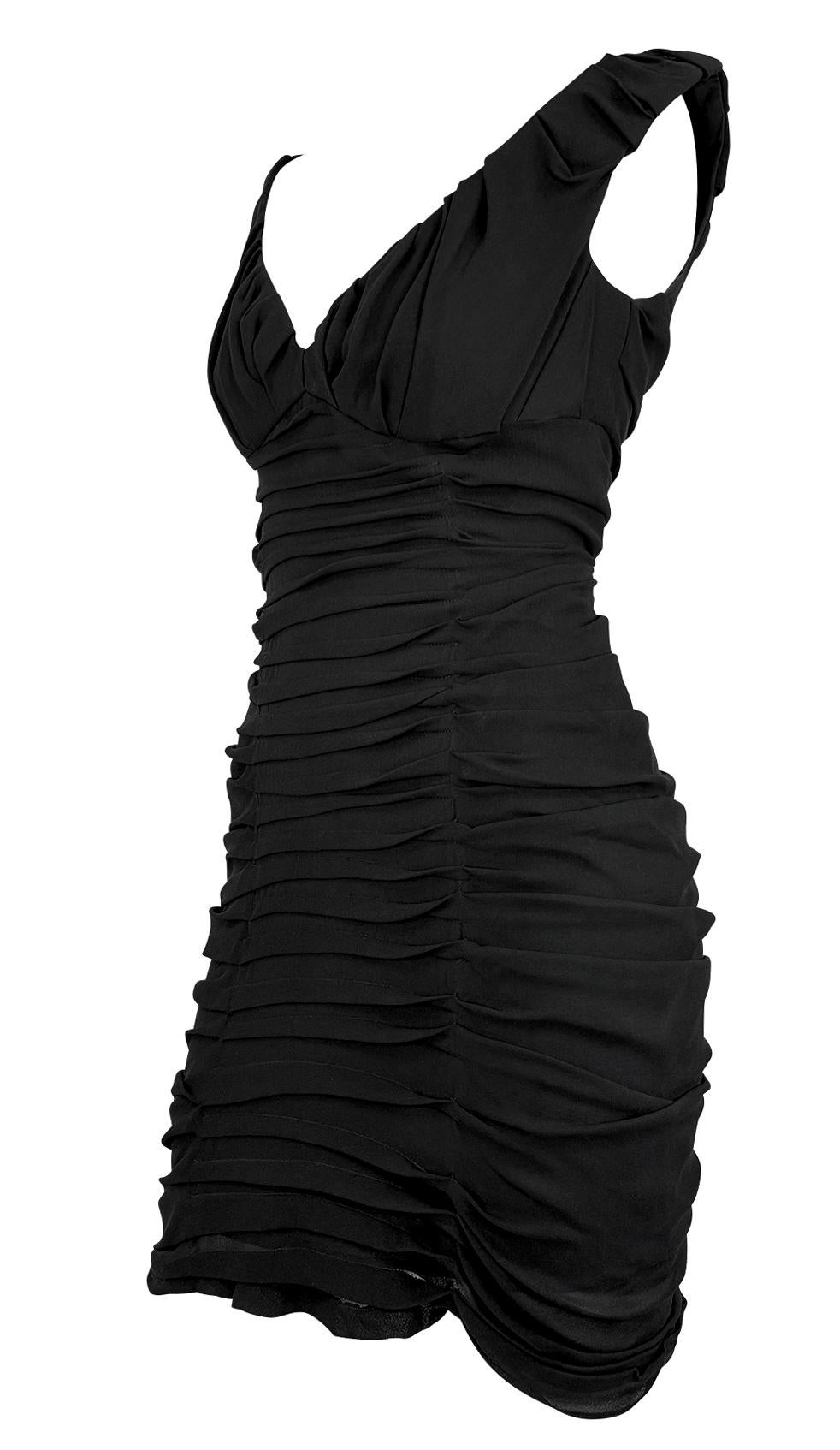 Dieses Yves Saint Laurent-Kleid von Tom Ford aus der Frühjahr/Sommer-Kollektion 2001 ist aus schwarzer Seide gefertigt und zeichnet sich durch eine schmeichelhafte, ärmellose Silhouette mit geraffter Brust und allover genähten Falten aus.