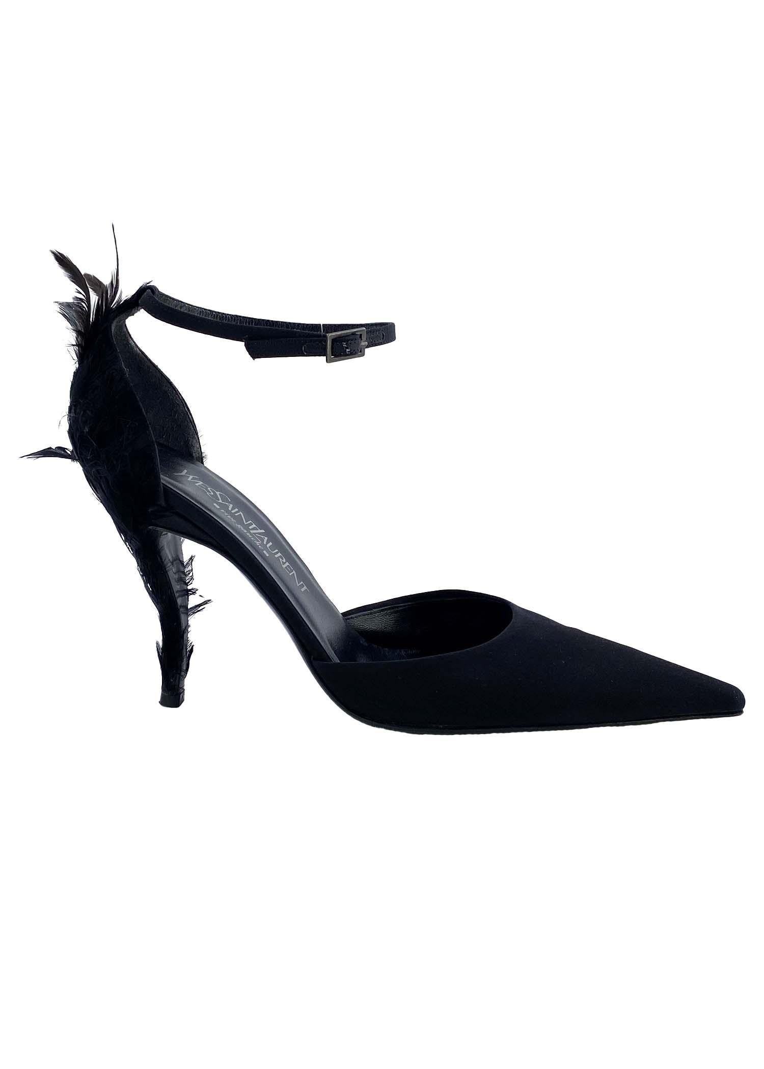 Presenting a stunning pair of Yves Saint Laurent Rive Gauche pointed pumps with feather details, designed by Tom Ford. This pair of heels were created for the Spring/Summer 2001 collection which was Ford's first for YSL and featured many looks with