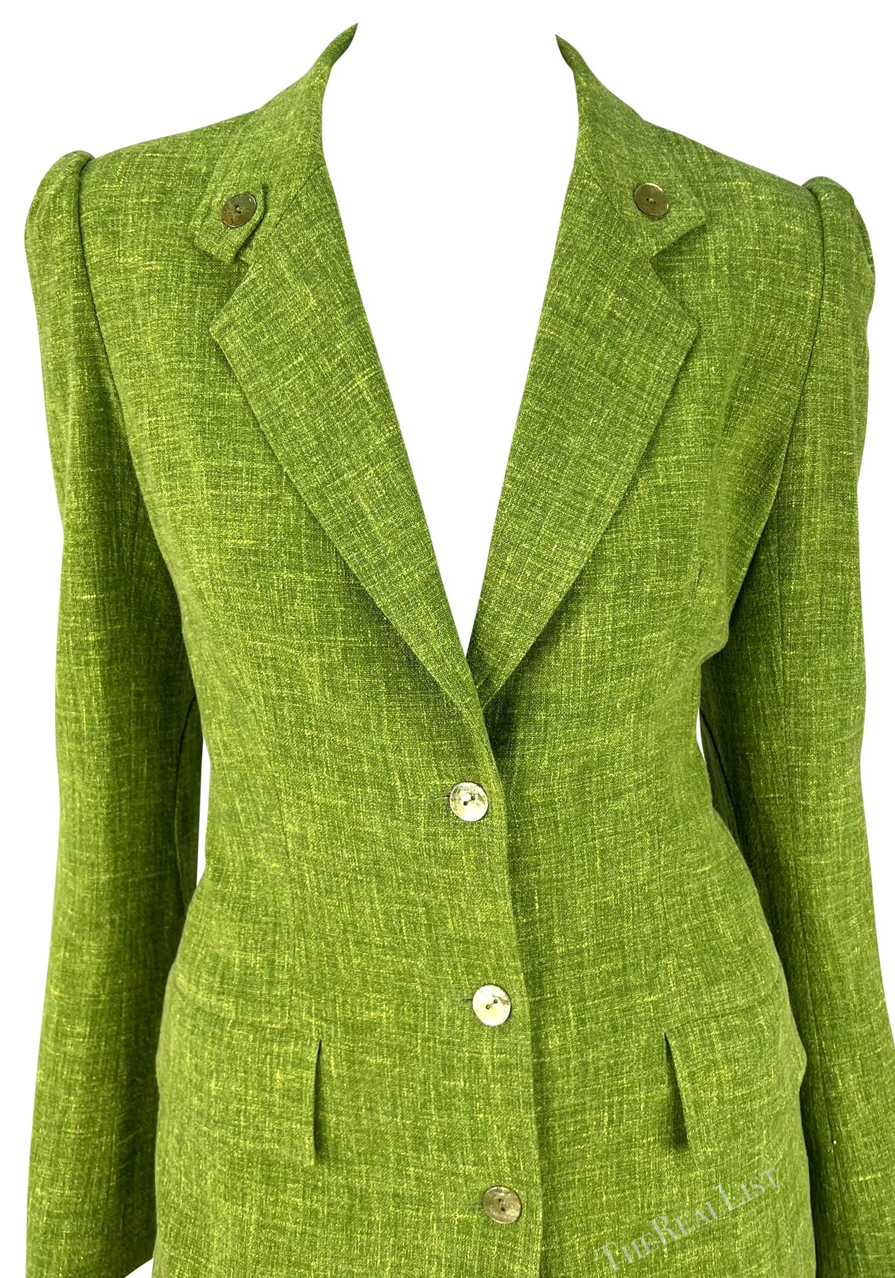 Présentation d'un costume chic en lin vert clair Christian Dior, dessiné par John Galliano. Issu de la collection printemps/été 2002, ce tailleur se compose d'un blazer et d'une jupe crayon assortie. La veste blazer est dotée d'une épaule en corde,