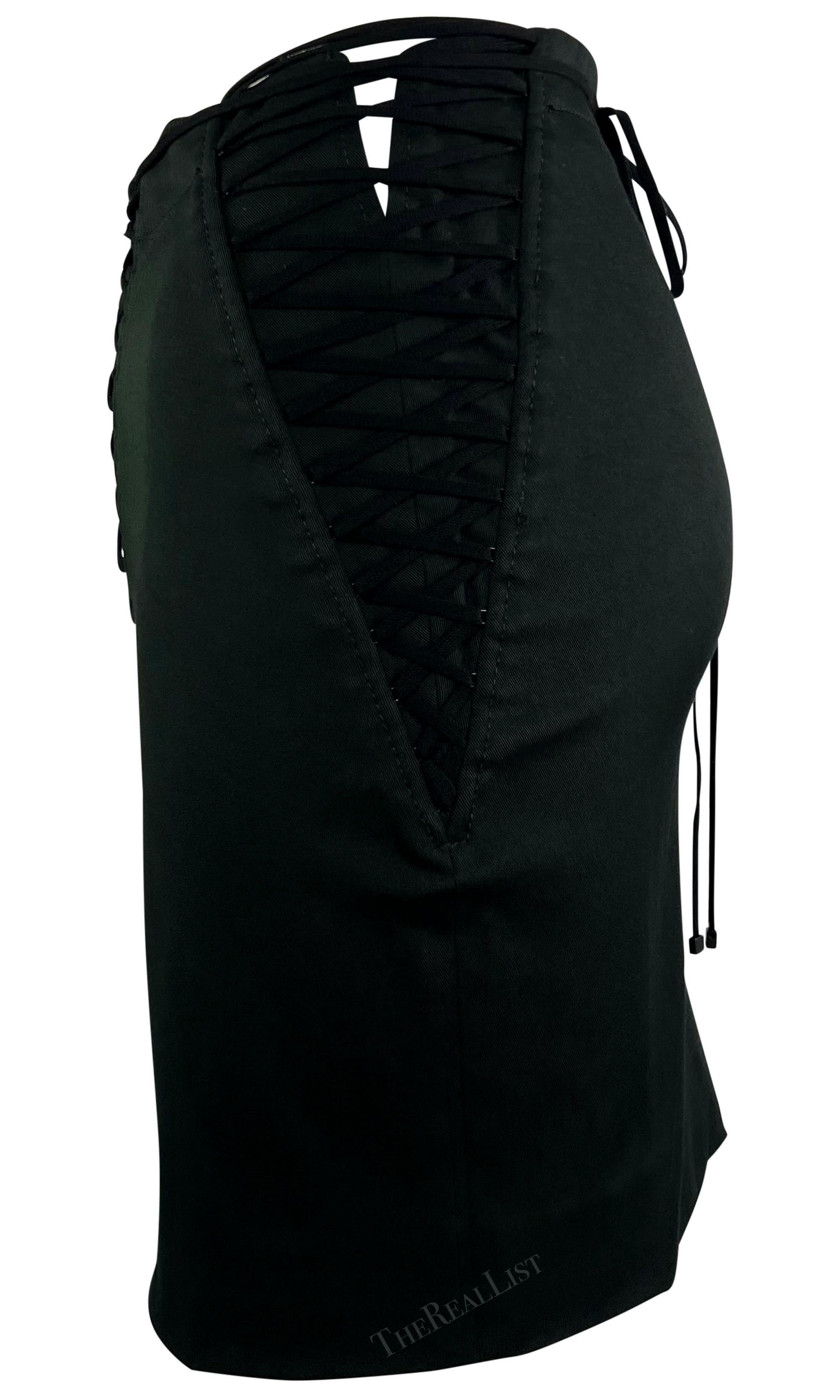S/S 2002 Dolce & Gabbana Minifalda negra de encaje estilo corsé en venta 2