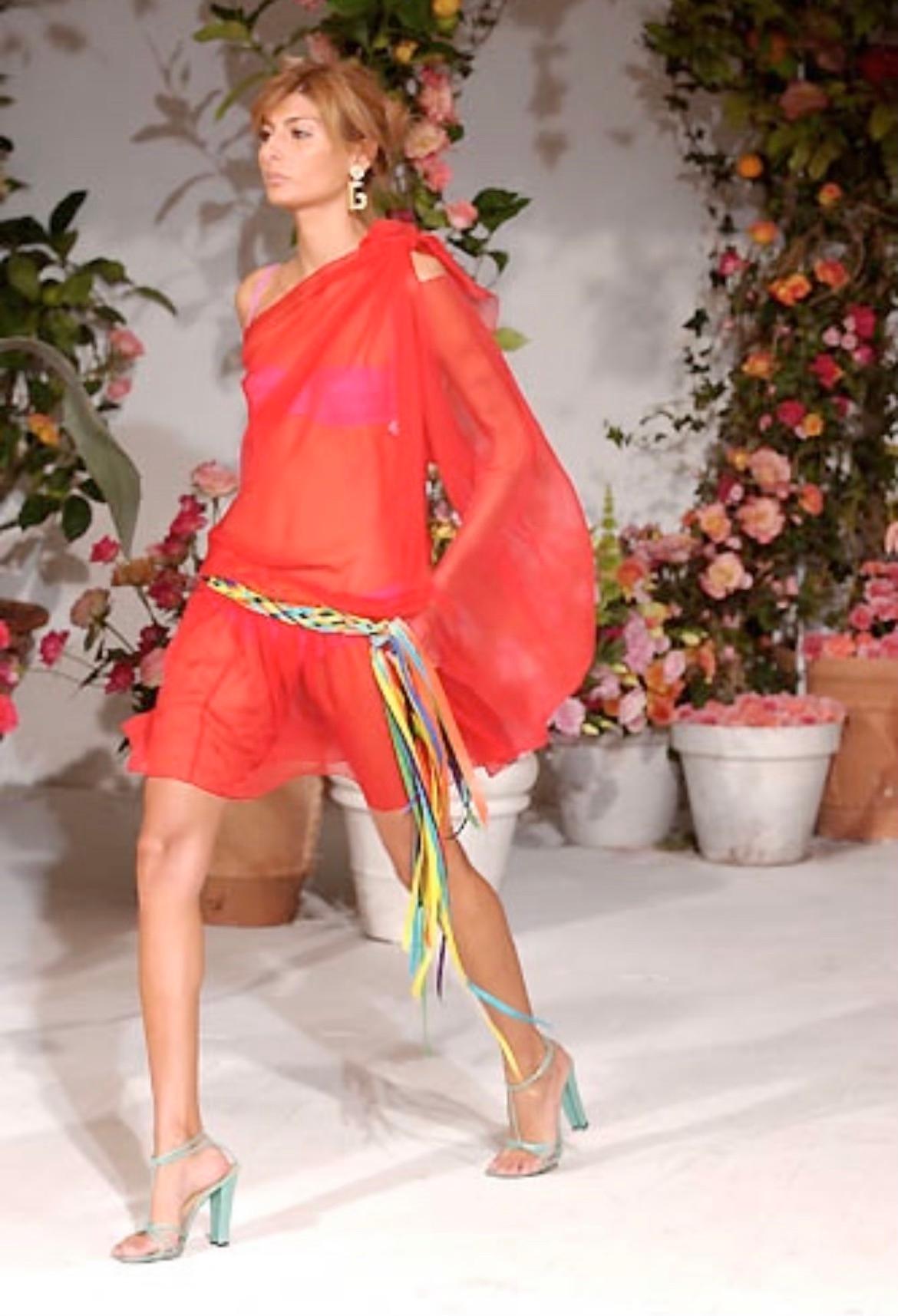 Ceinture en soie tissée multicolore Dolce & Gabbana. Issue de la collection printemps/été 2002, cette ceinture a fait ses débuts sur les podiums de la saison. La large ceinture est nouée et complétée par de longs rubans de soie qui tombent sur les