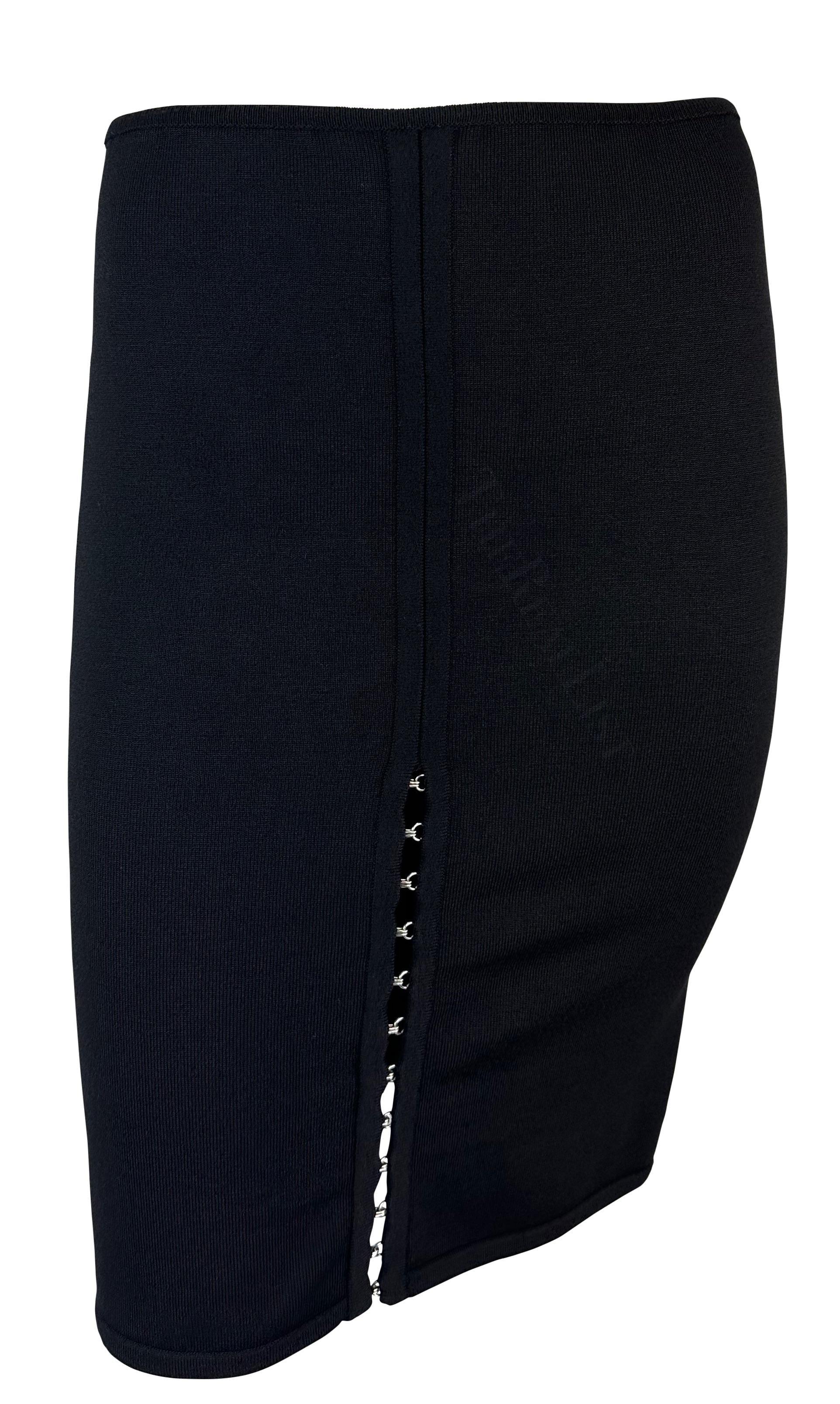 Voici un fabuleux ensemble de jupes Gianni Versace en maille noire, conçu par Donatella Versace. Issu de la collection printemps/été 2002, cet ensemble en maille très ajusté se compose d'un haut sans manches et d'une jupe assortie. Le haut présente