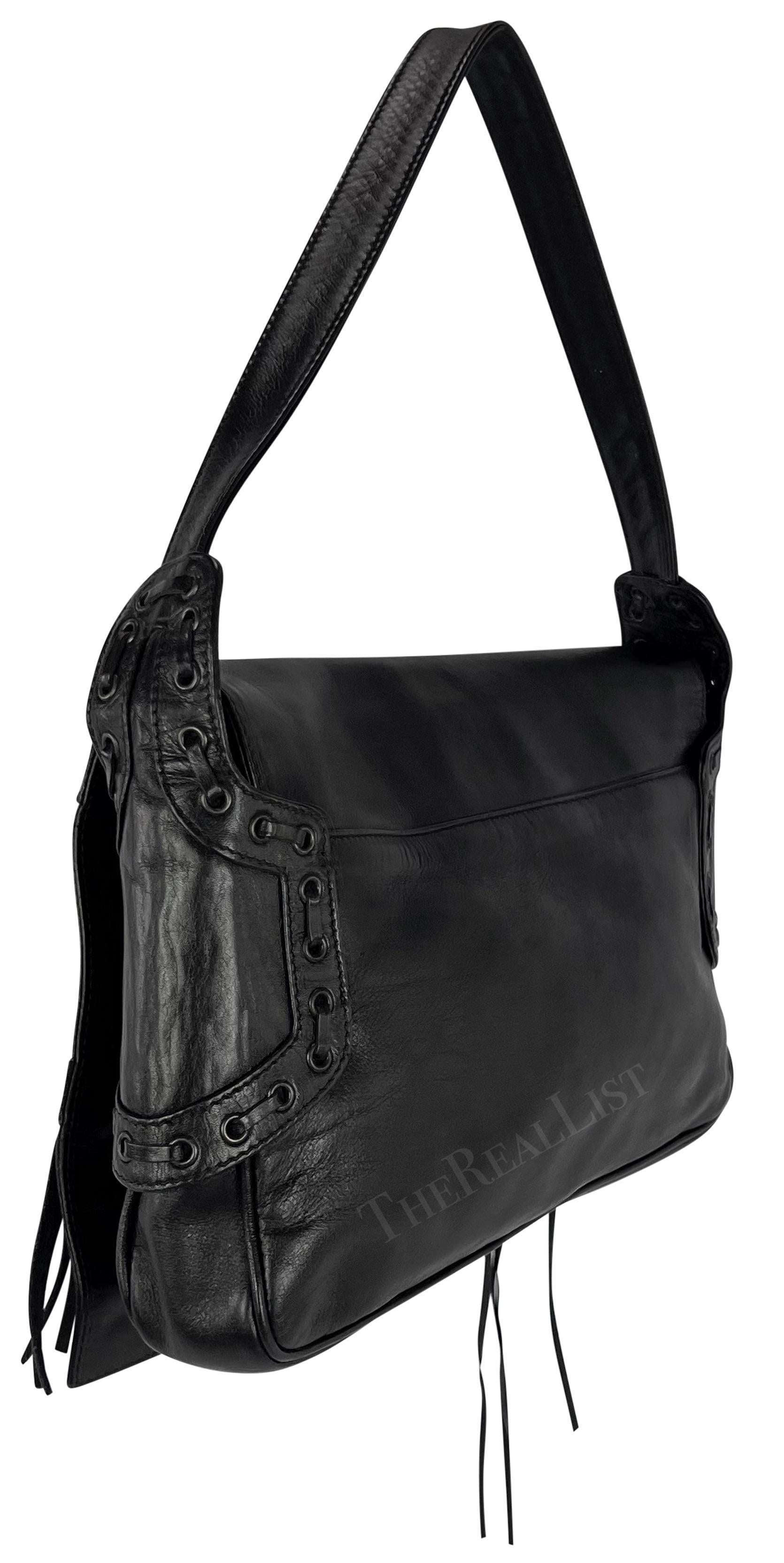 Donna P/E 2002 Donatella Versace for Gianni Versace Borsa a tracolla in pelle nera con frange Up&Up in vendita