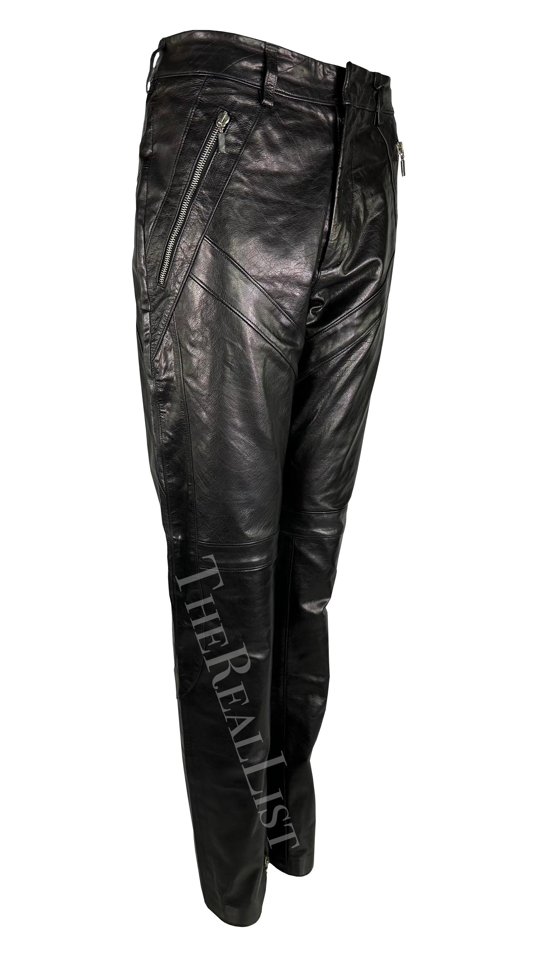 Présentation d'un pantalon moto en cuir noir Gianni Versace, dessiné par Donatella Versace. Issu de la collection printemps/été 2002, ce pantalon célèbre le style audacieux de la maison. Mis en valeur par une coupe fuselée élégante, des fermetures