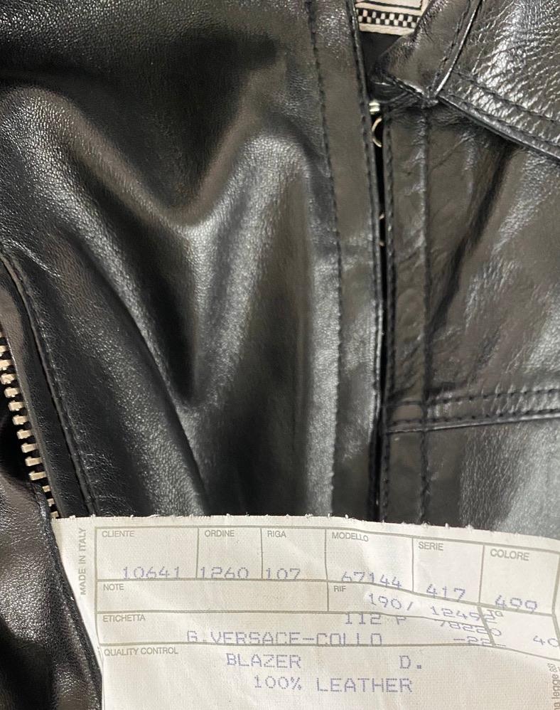 S/S 2002 Gianni Versace for Donatella Hook Eye Zip Black Leather Jacket (Gianni Versace for Gianni Versace for Gianni Versace for Gianni Versace for Gianni Versace by Donatella Hook Eye Zip Black Leather Jacket) en vente 3