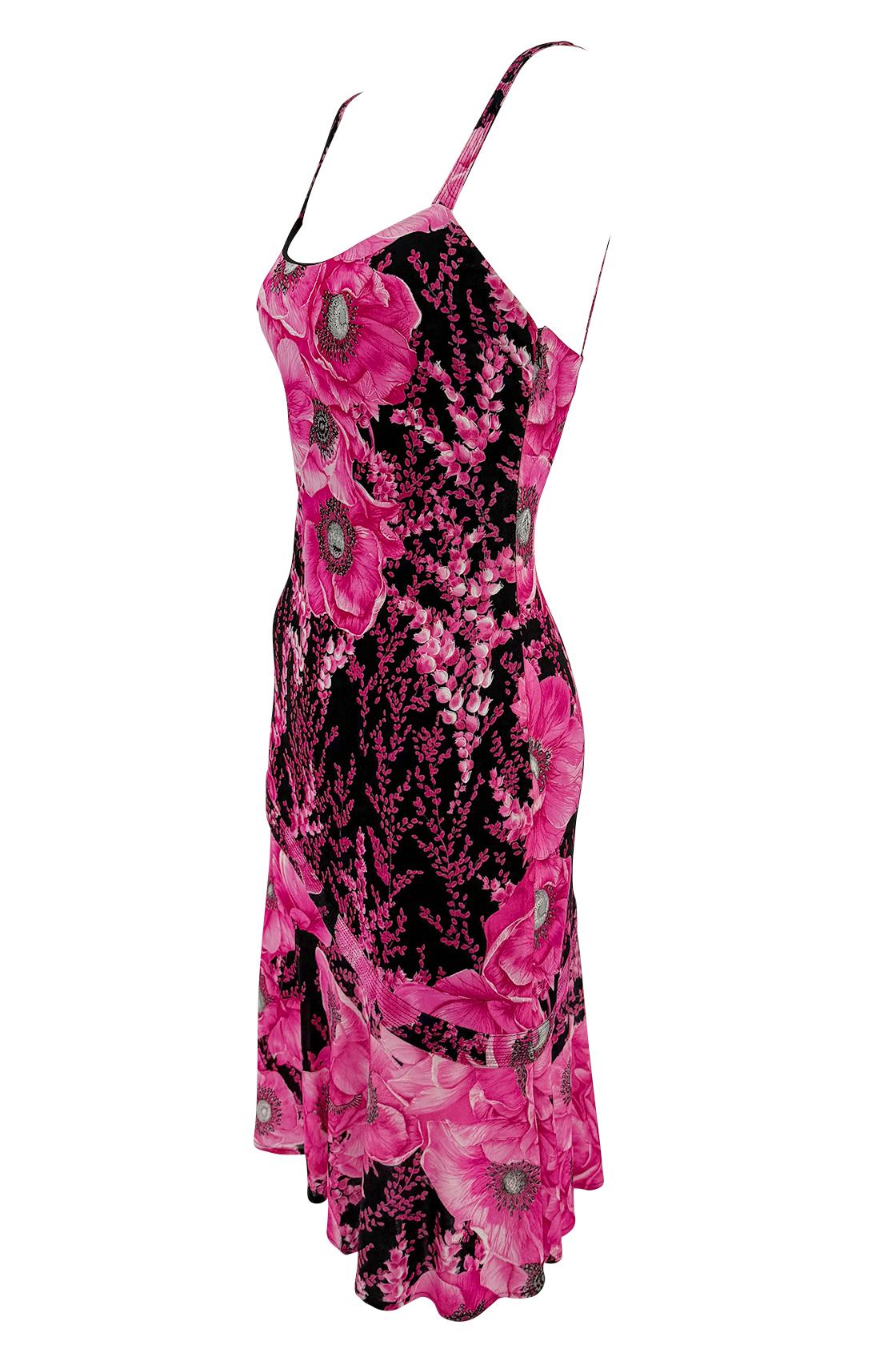 Dalla collezione Primavera/Estate 2002 di Gianni Versace for Gianni Versace, questo mini abito elasticizzato presenta una stampa floreale rosa papavero allover. Realizzato in una silhouette scivolosa con spalline sottili e un orlo leggermente