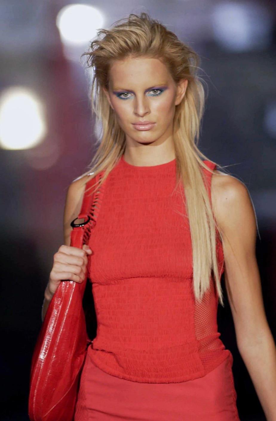 Rosso P/E 2002 Donatella Versace for Gianni Versace, Borsa a tracolla in vera pelle d'anguilla rossa in vendita