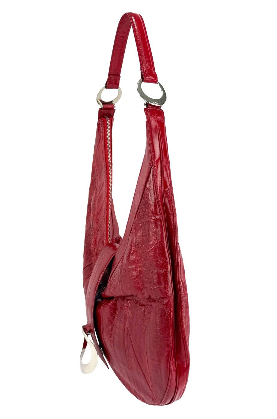 P/E 2002 Donatella Versace for Gianni Versace, Borsa a tracolla in vera pelle d'anguilla rossa in vendita 3