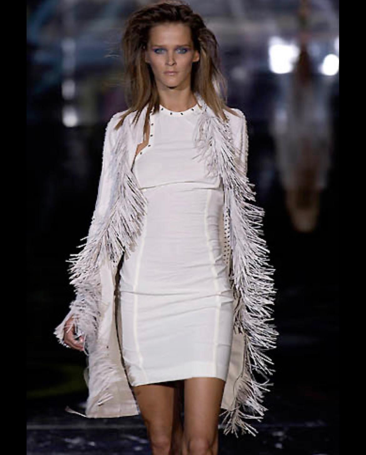 Voici un incroyable manteau de Gianni Versace en cuir tissé crème, conçu par Donatella Versace. Issu de la collection printemps/été 2002, ce manteau a fait ses débuts sur le défilé de la saison dans le cadre du Look 20, porté par Carmen Kass.