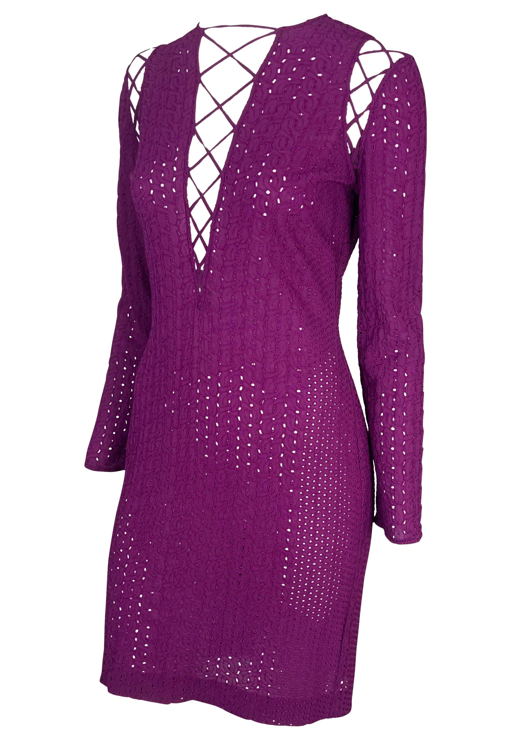 F/S 2002 Gianni Versace by Donatella Laufsteg Durchsichtiges lila Kleid mit tiefem Ausschnitt und Ösen im Zustand „Gut“ im Angebot in West Hollywood, CA