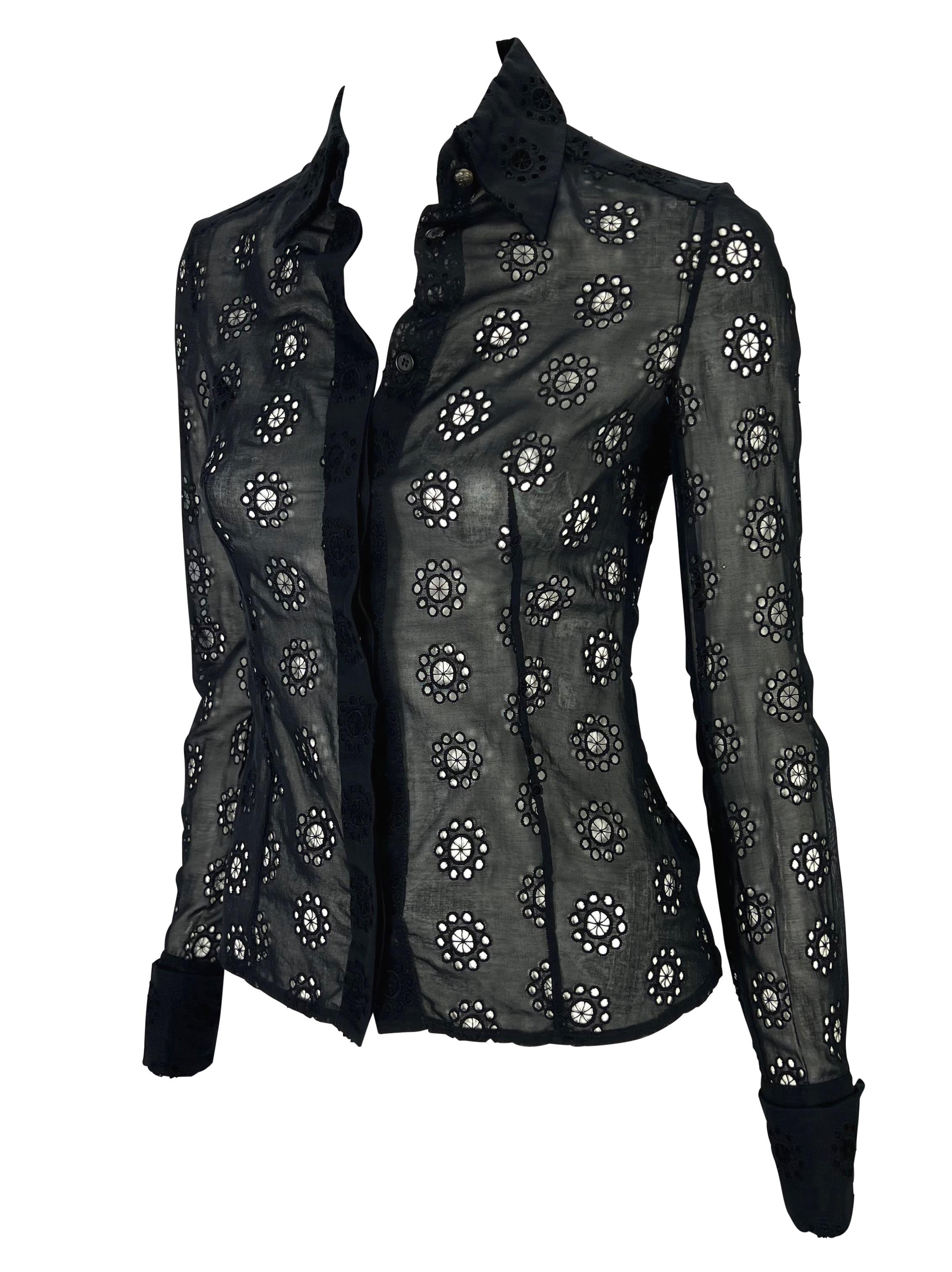Ich präsentiere ein schwarzes Gianni Versace Couture Oberteil mit durchsichtigen Ösen, entworfen von Donatella Versace. Dieses fabelhafte, taillierte Button-Down-Oberteil aus der Frühjahr/Sommer-Kollektion 2002 hat Ösenausschnitte, einen Kragen und