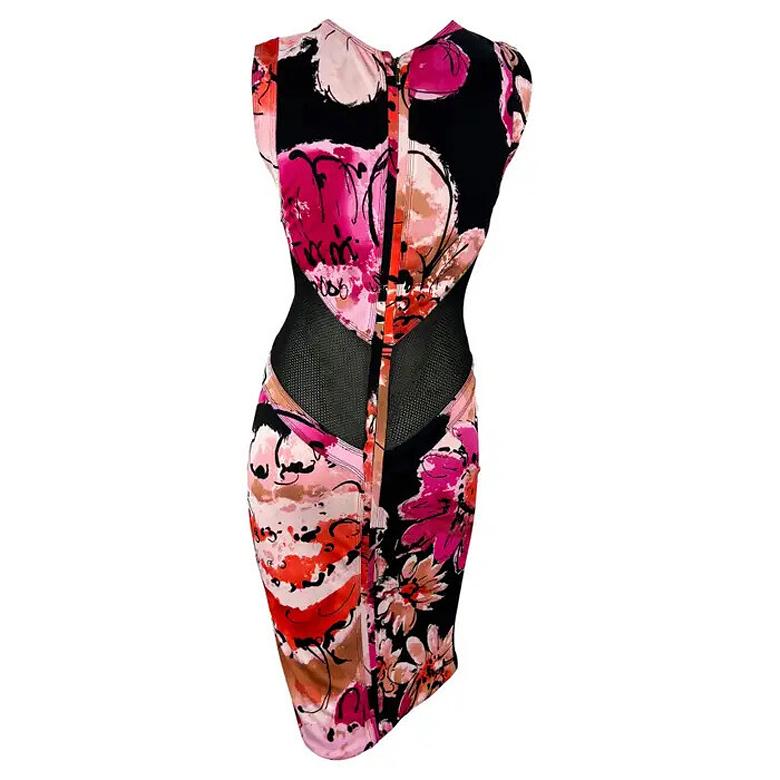 P/E 2002 Donatella Versace for Gianni Versace, abito con stampa floreale rosa e pannello a rete trasparente