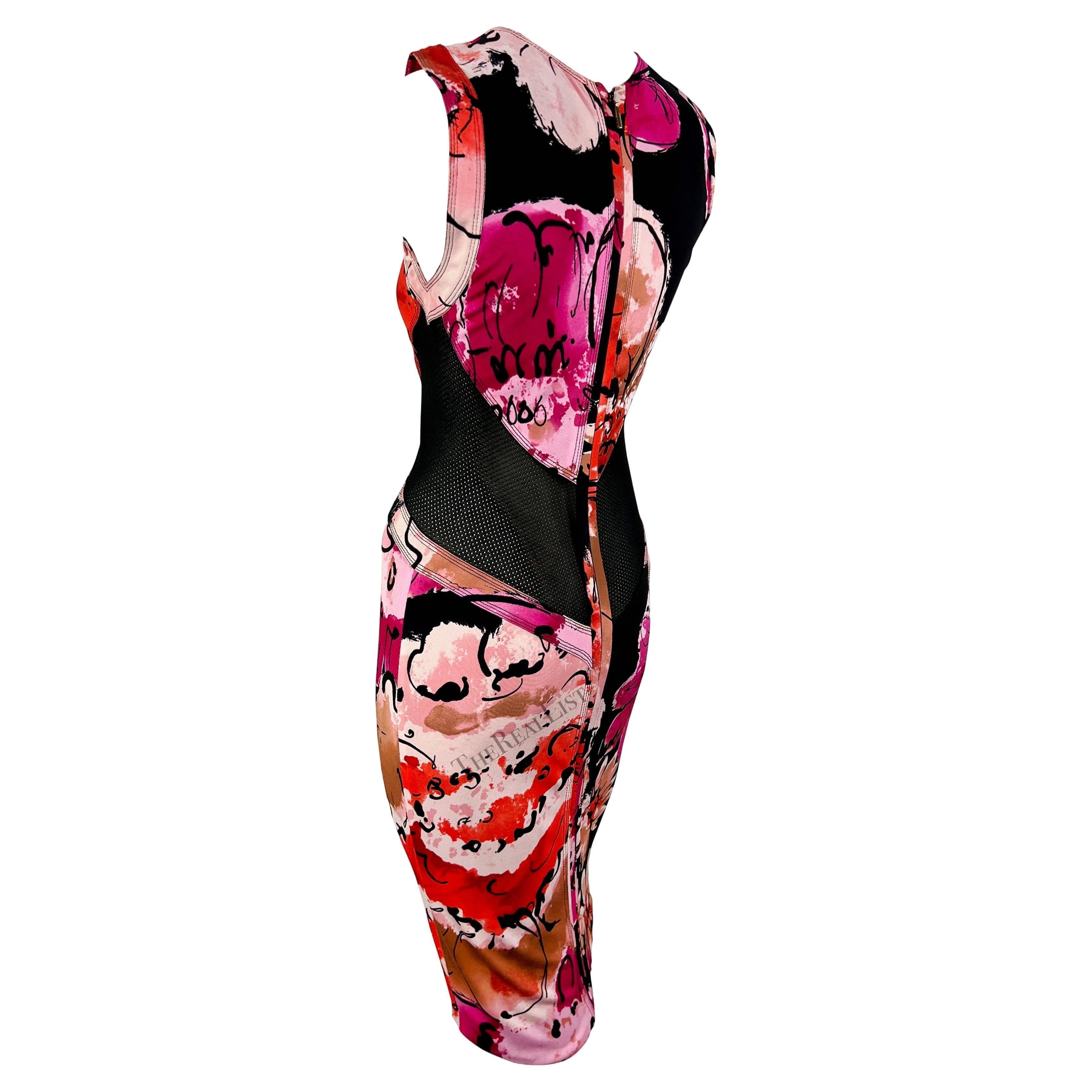 Un mini abito floreale rosa chic di Donatella Versace for Gianni Versace della collezione Primavera/Estate 2002. Questo abito elasticizzato e aderente sfoggia un'audace stampa floreale astratta. L'abito senza maniche presenta una scollatura a
