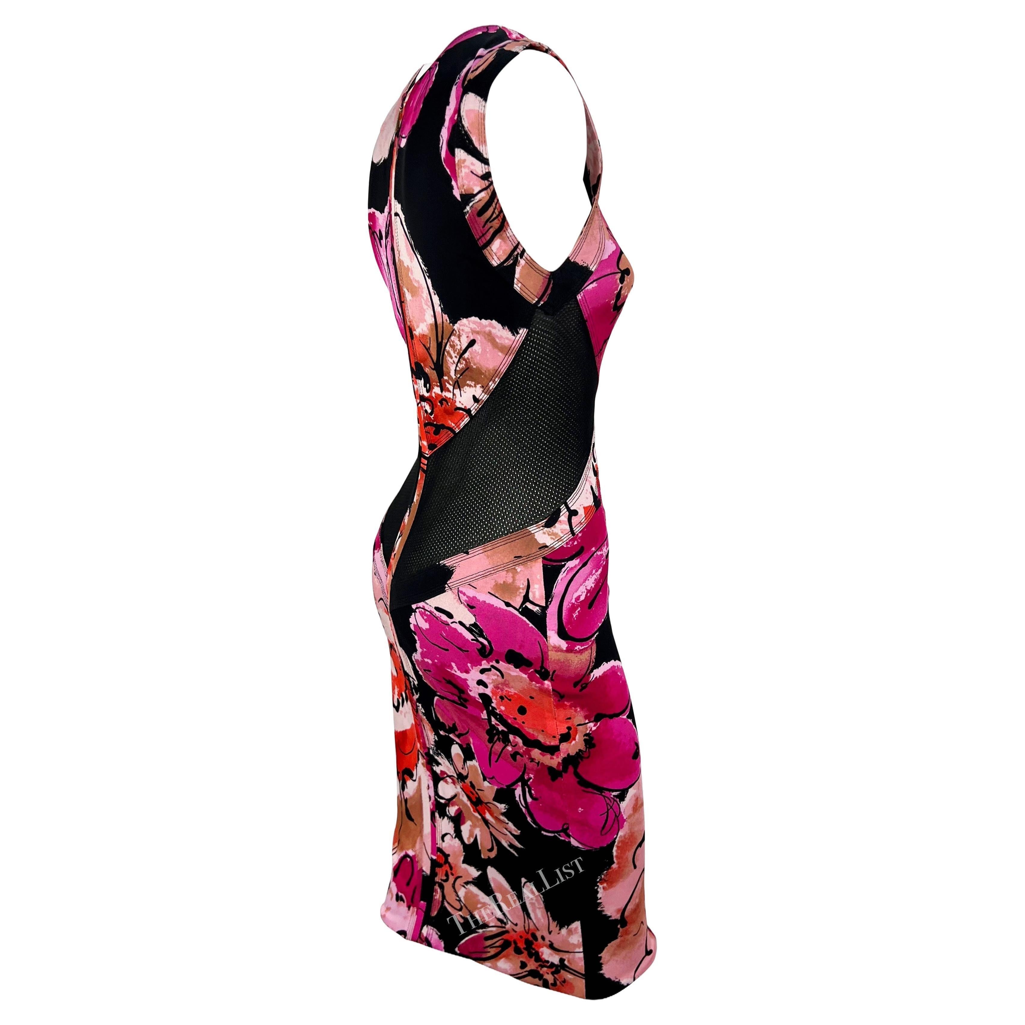 Rosa P/E 2002 Donatella Versace for Gianni Versace, abito con stampa floreale rosa e pannello a rete trasparente in vendita