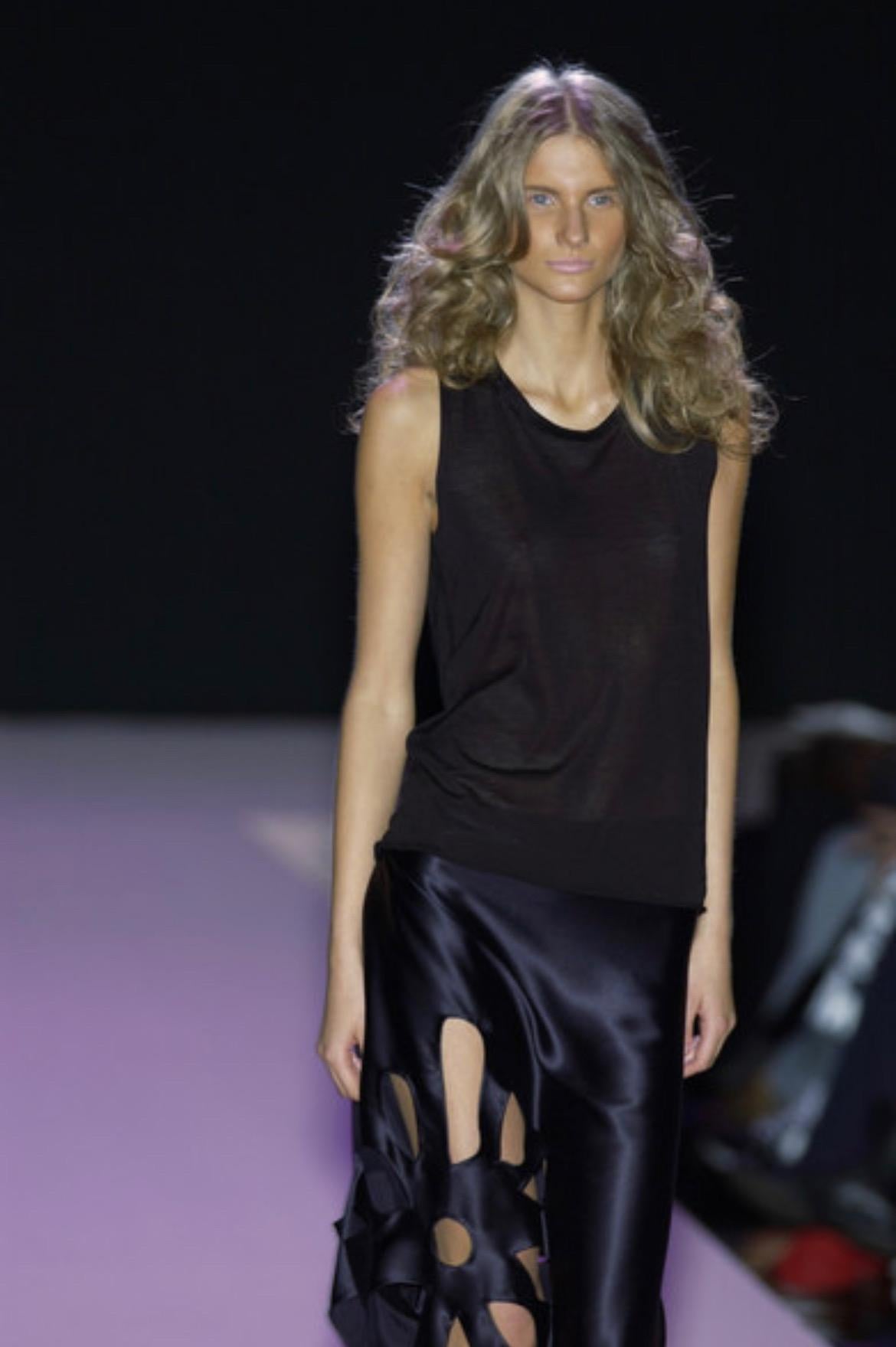S/S 2002 Gucci by Tom Ford Falda acampanada de raso de seda con recorte floral negro en Excelente Estado en West Hollywood, CA