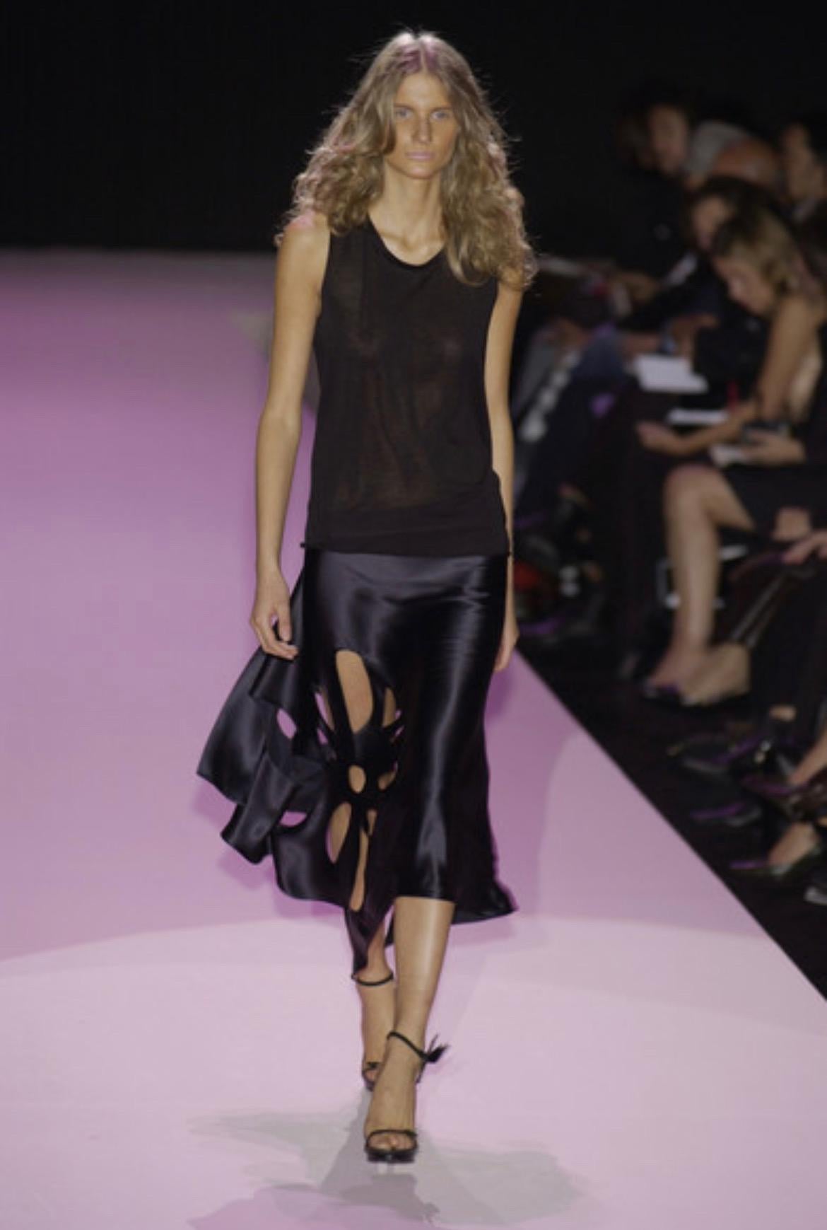S/S 2002 Gucci by Tom Ford Falda acampanada de raso de seda con recorte floral negro 1