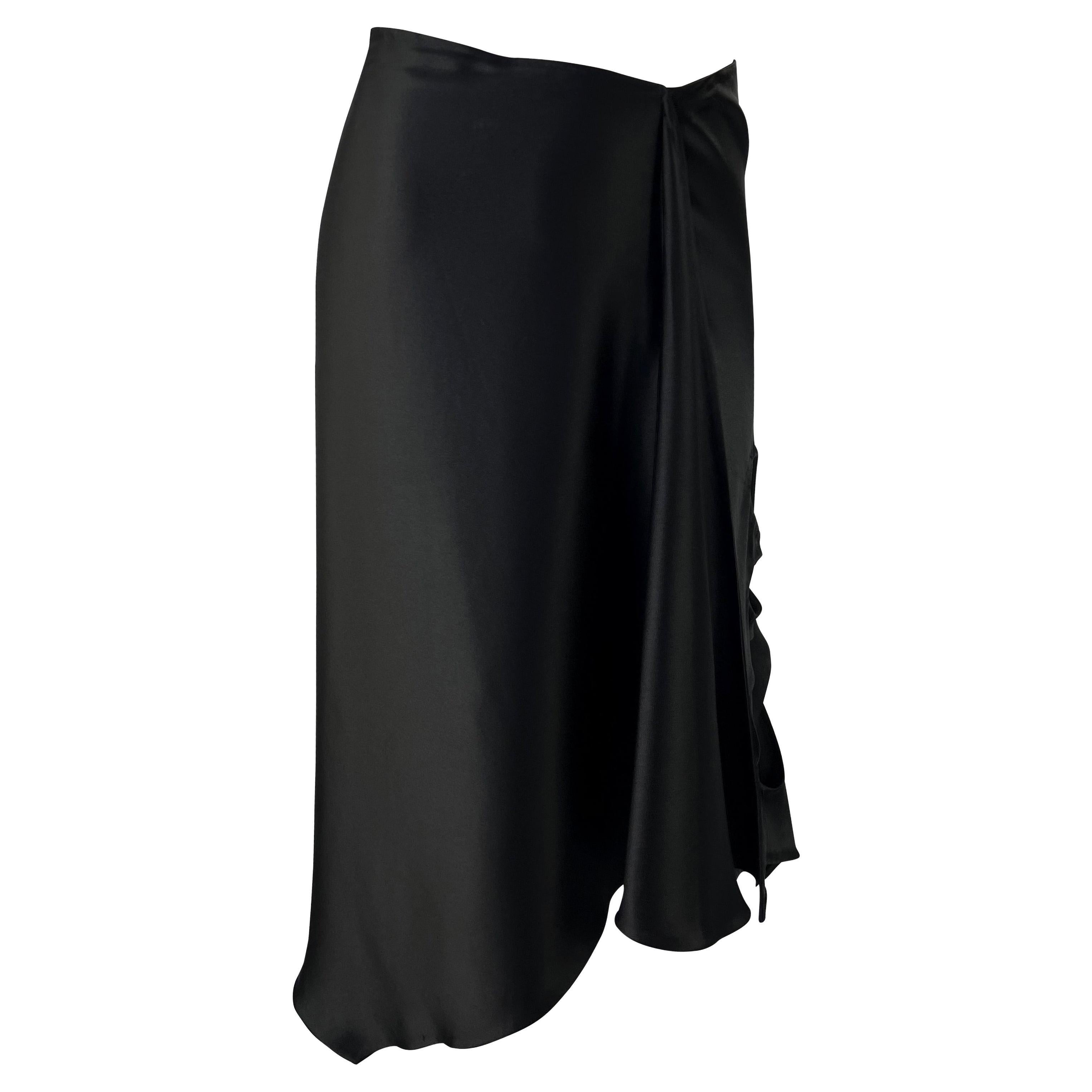 S/S 2002 Gucci by Tom Ford Falda acampanada de raso de seda con recorte floral negro 2